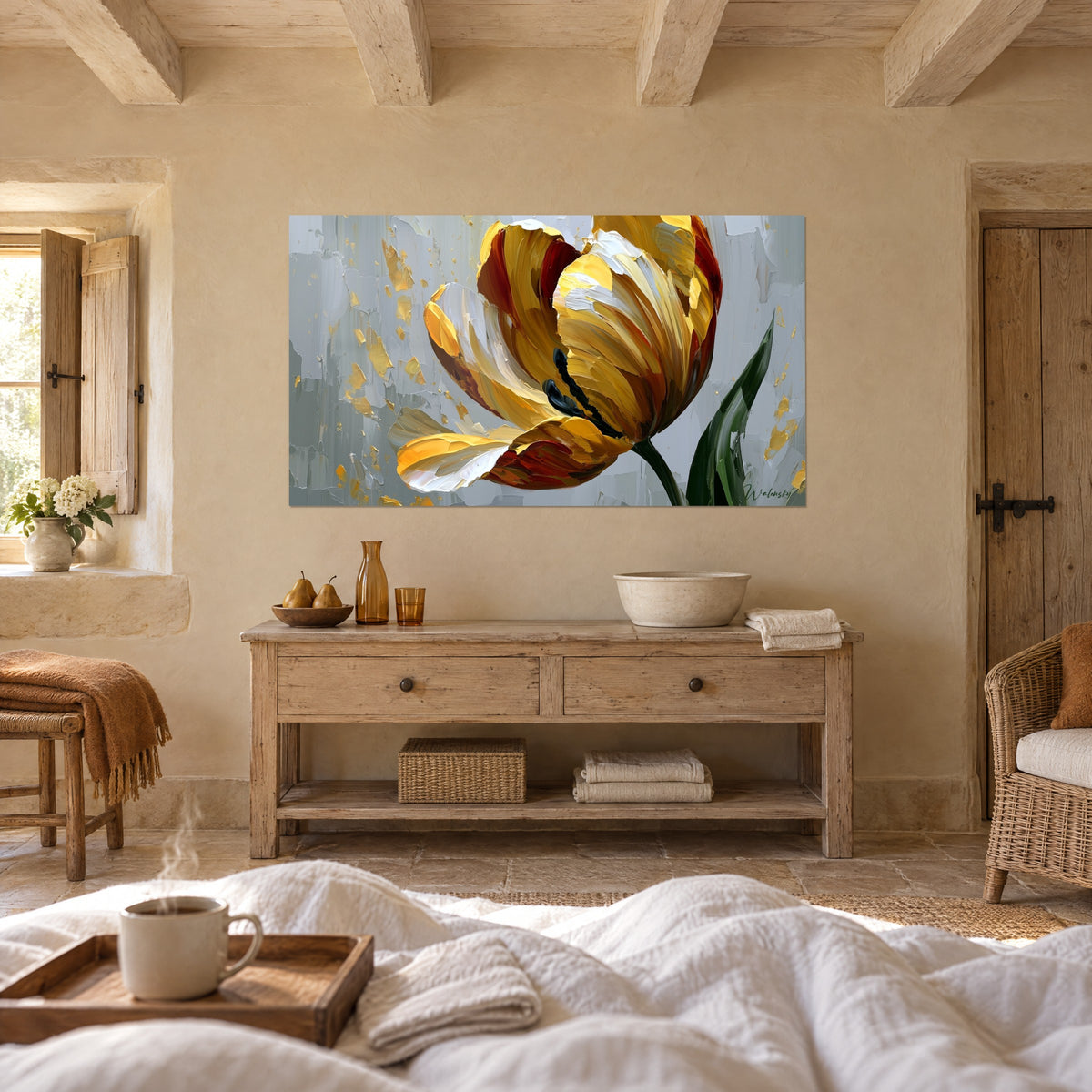 Tableau bulbe floral en épaisse pâte jaune moutarde et rouge bordeaux, fond gris perle, au-dessus d'un lit dans une chambre claire
