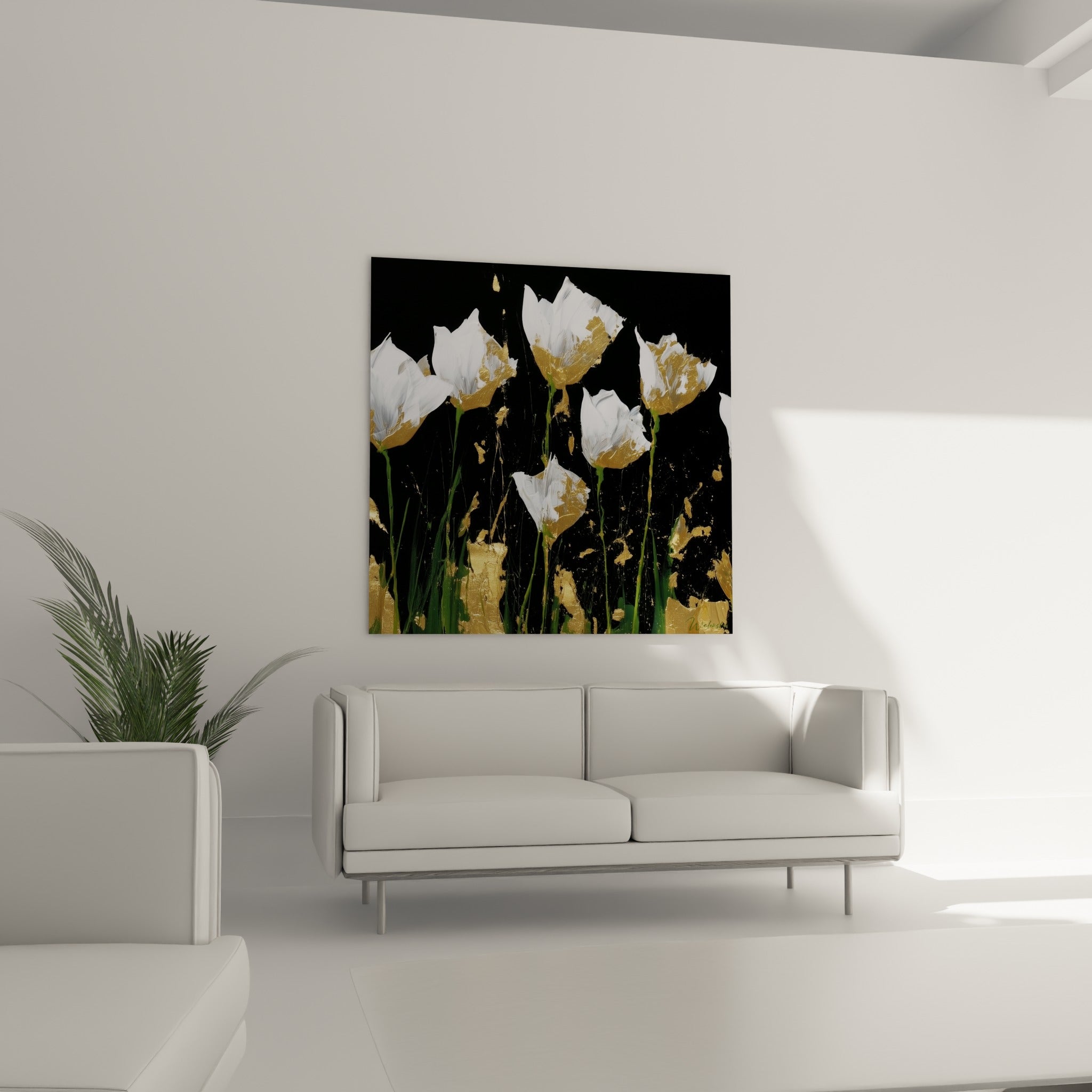 Fleurs de tulipe blanches striées d'or suspendues au-dessus d'un canapé dans un salon lumineux