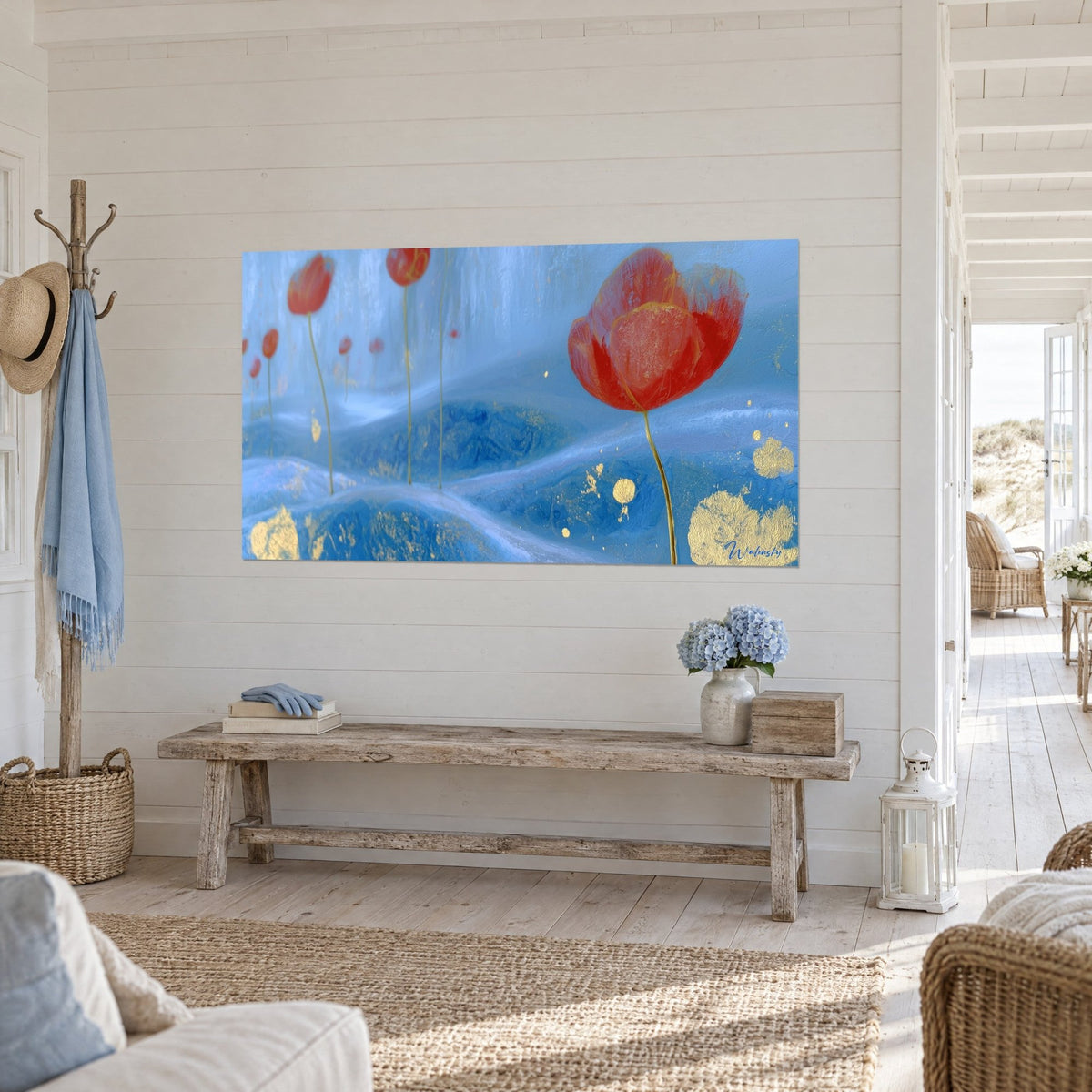 Gemälde mit einer scharlachroten Blüte auf langem Stiel, azurblaue Wellen und goldene Spritzer, dreiviertelansicht in einem Eingangsbereich am Meer