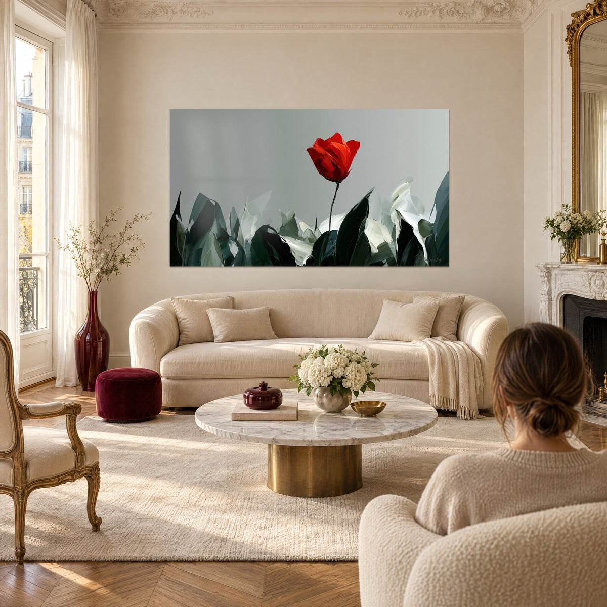 Gemälde einer aufrechten scharlachroten Tulpe auf perlgrauem Hintergrund, dunkelgrüne Blätter in Spachteltechnik, über einem Sofa in einem hellen Wohnzimmer