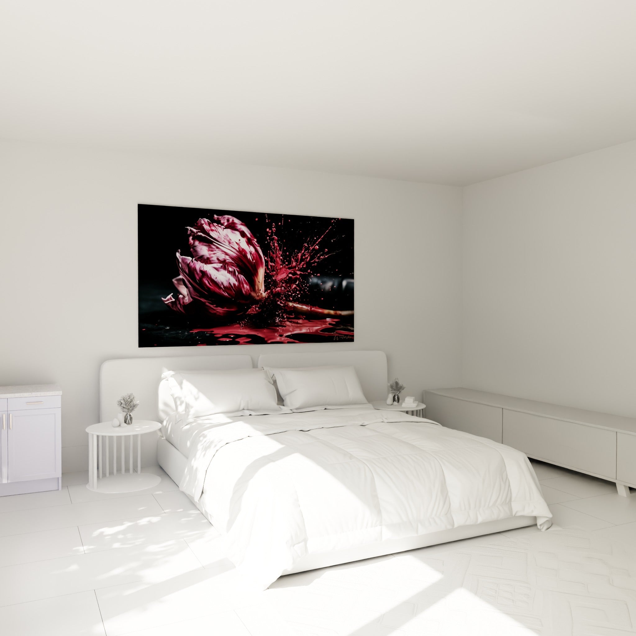 Pétales roses et éclaboussures cramoisi de cette tulipe accrochée au-dessus d'un lit dans une chambre claire