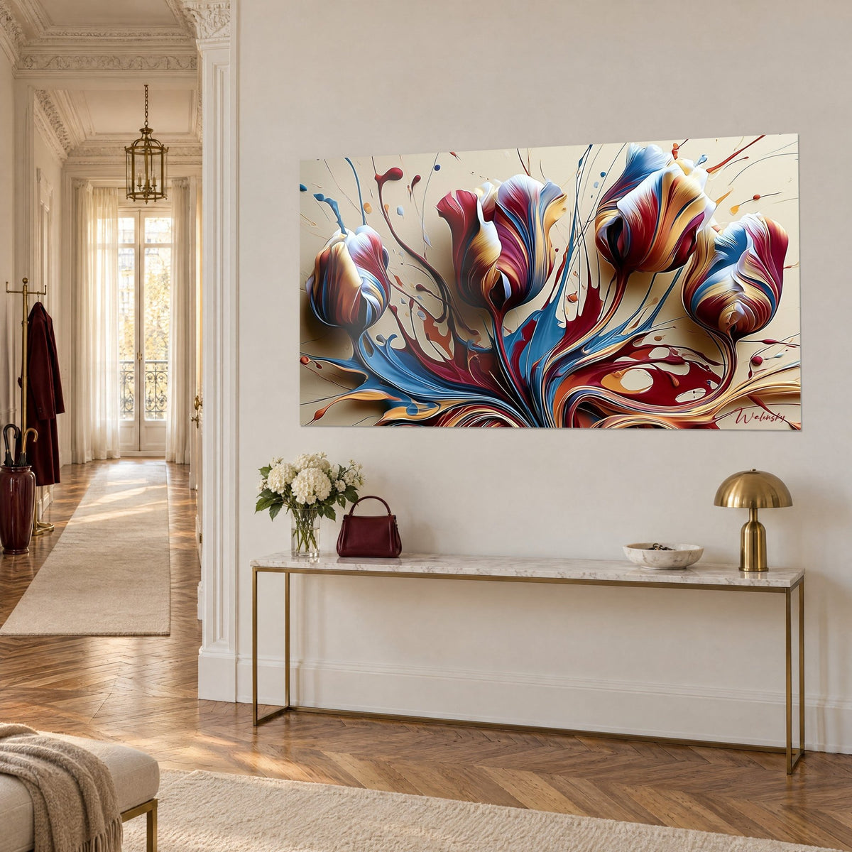 Tableau bouquet de quatre fleurs aux pétales rouge profond et bleu ciel, coulures dorées, sur une console en laiton