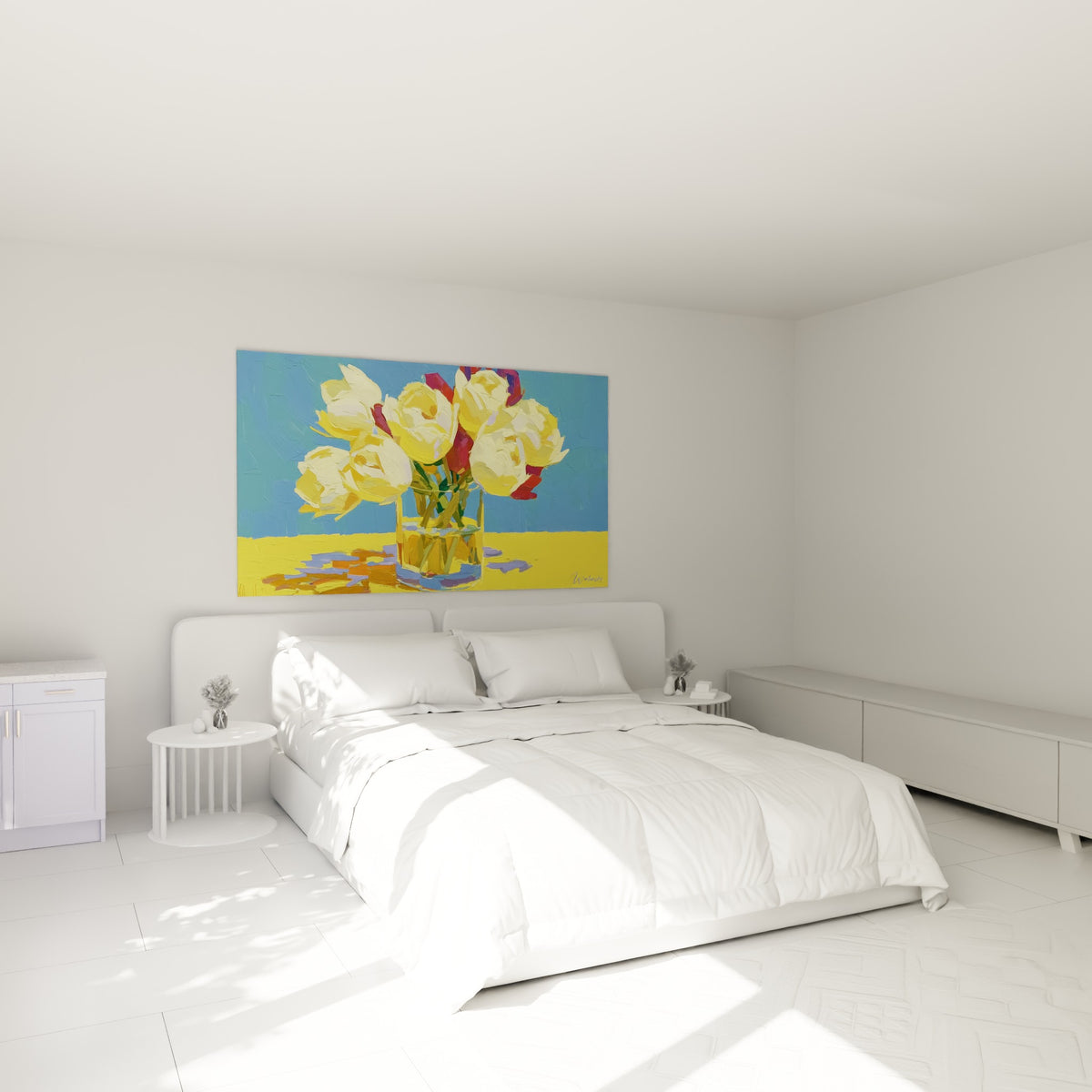 Tulipes jaunes aux reflets violets peintes en empâtements épais, au-dessus d'un lit dans une chambre claire