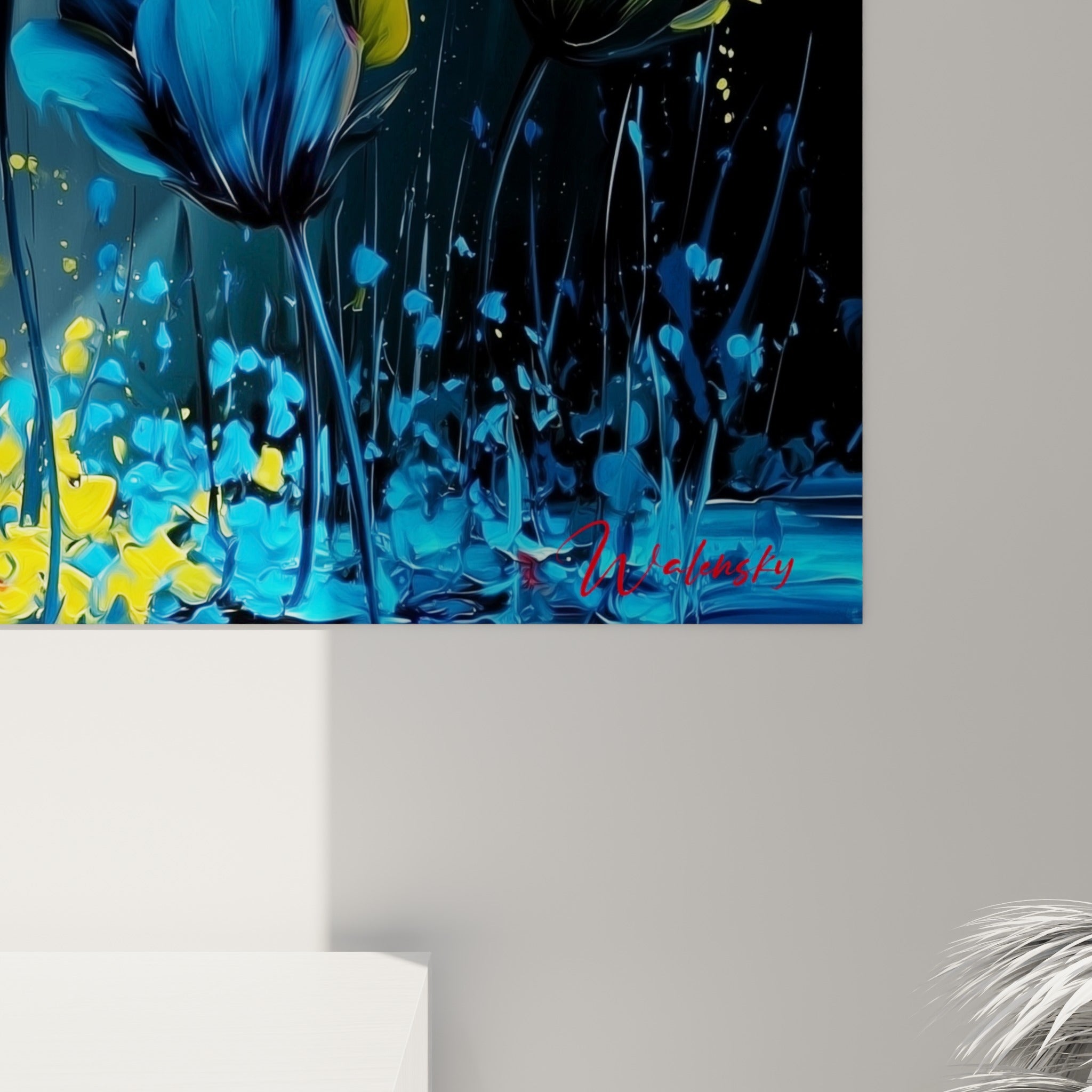 Pétales de tulipe rouge et bleu marine révélant les empâtements et coulures de peinture sur la toile accrochée