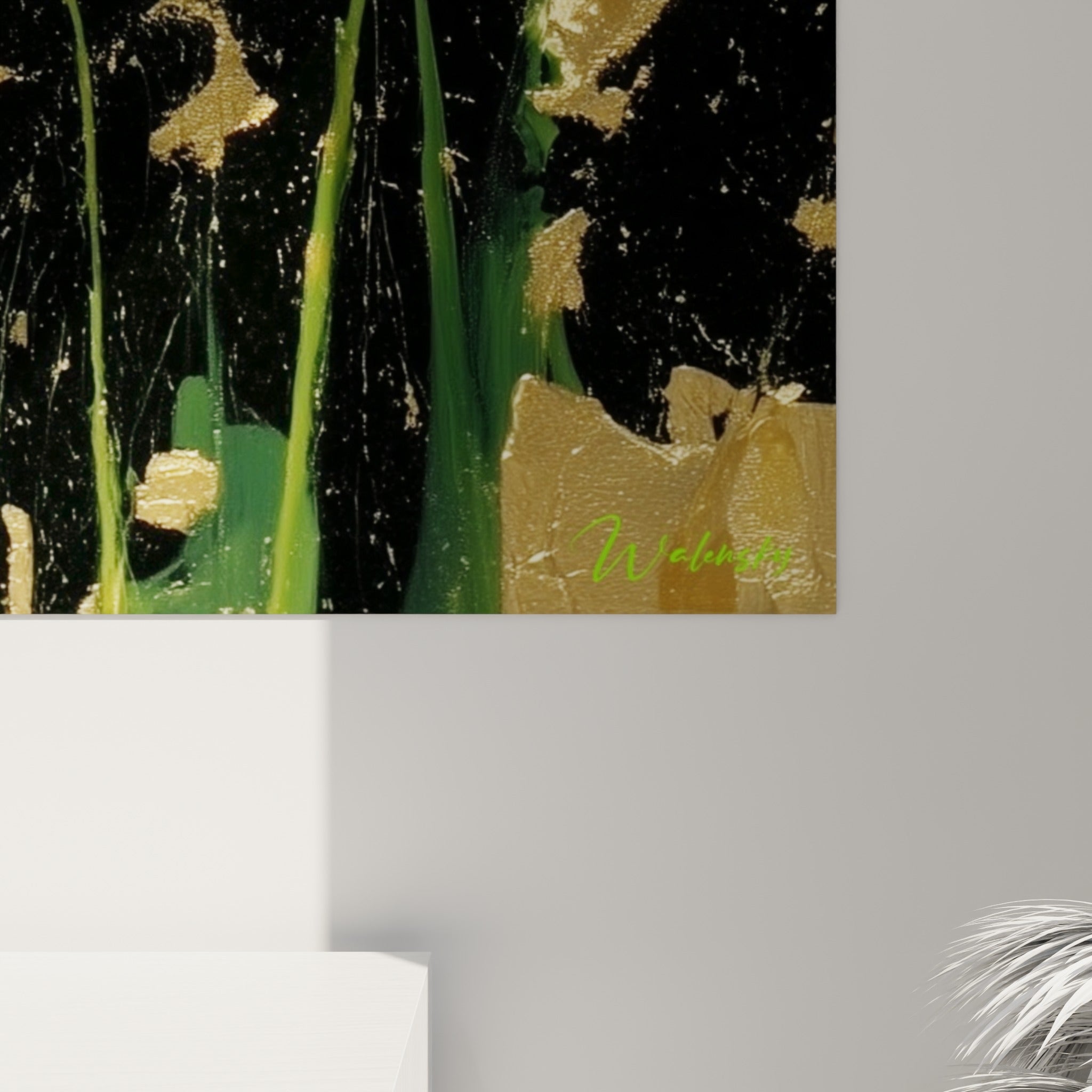 Empâtements épais de peinture blanche et dorée sur les pétales de tulipe, coulures visibles sur fond noir texturé.