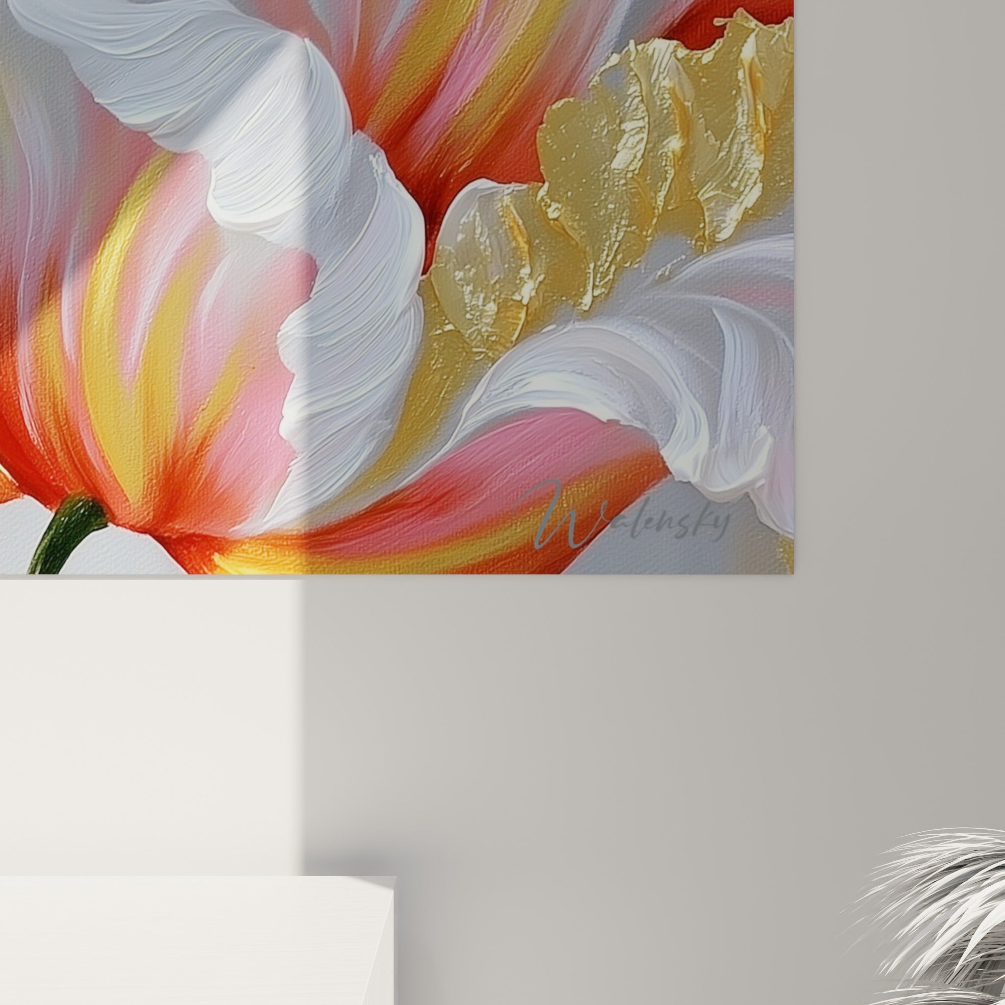 Empâtements dorés et veines corail visibles sur les pétales blancs nacrés de cette tulipe