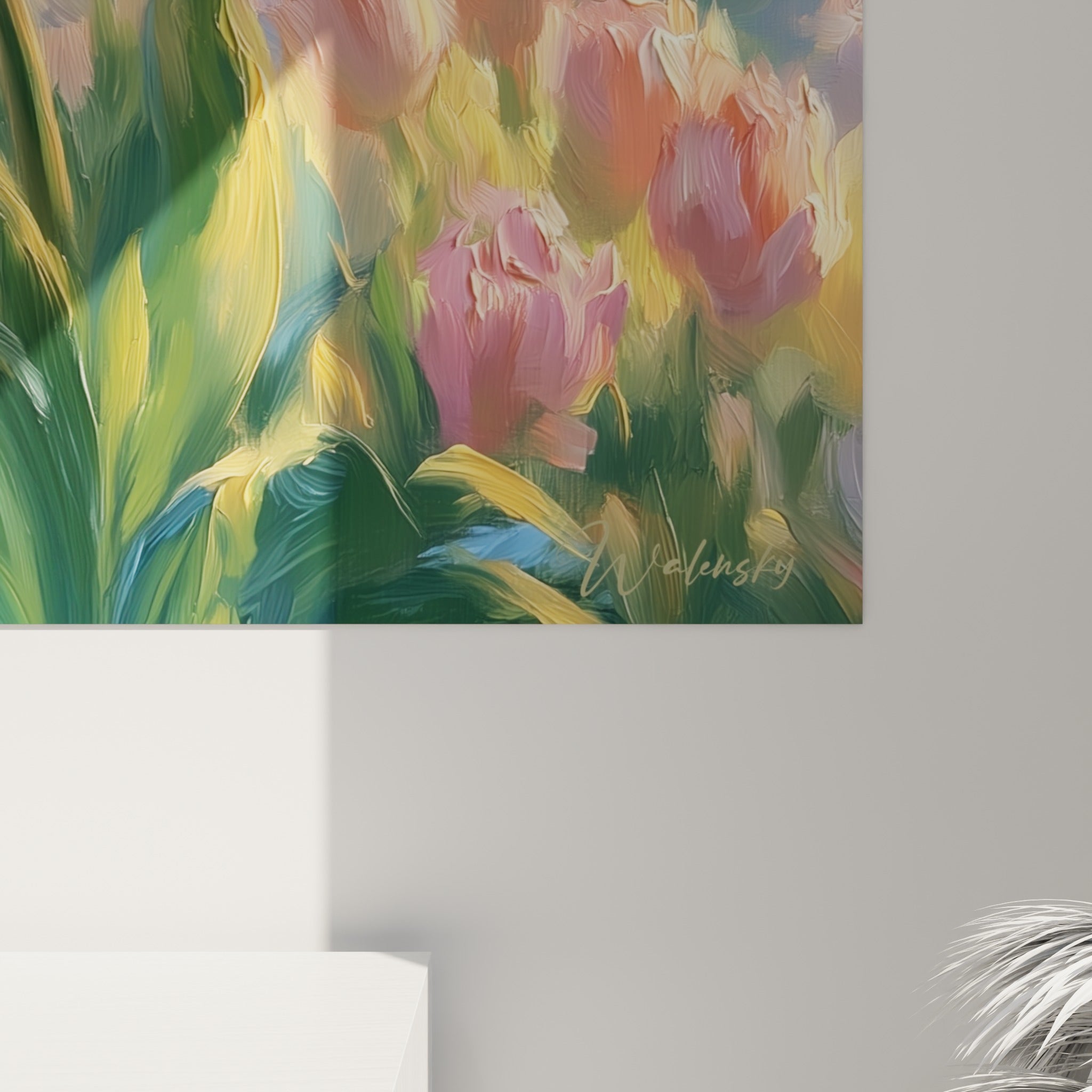 Empâtements épais de peinture jaune et orangée révélant la texture picturale des pétales de tulipe accrochée