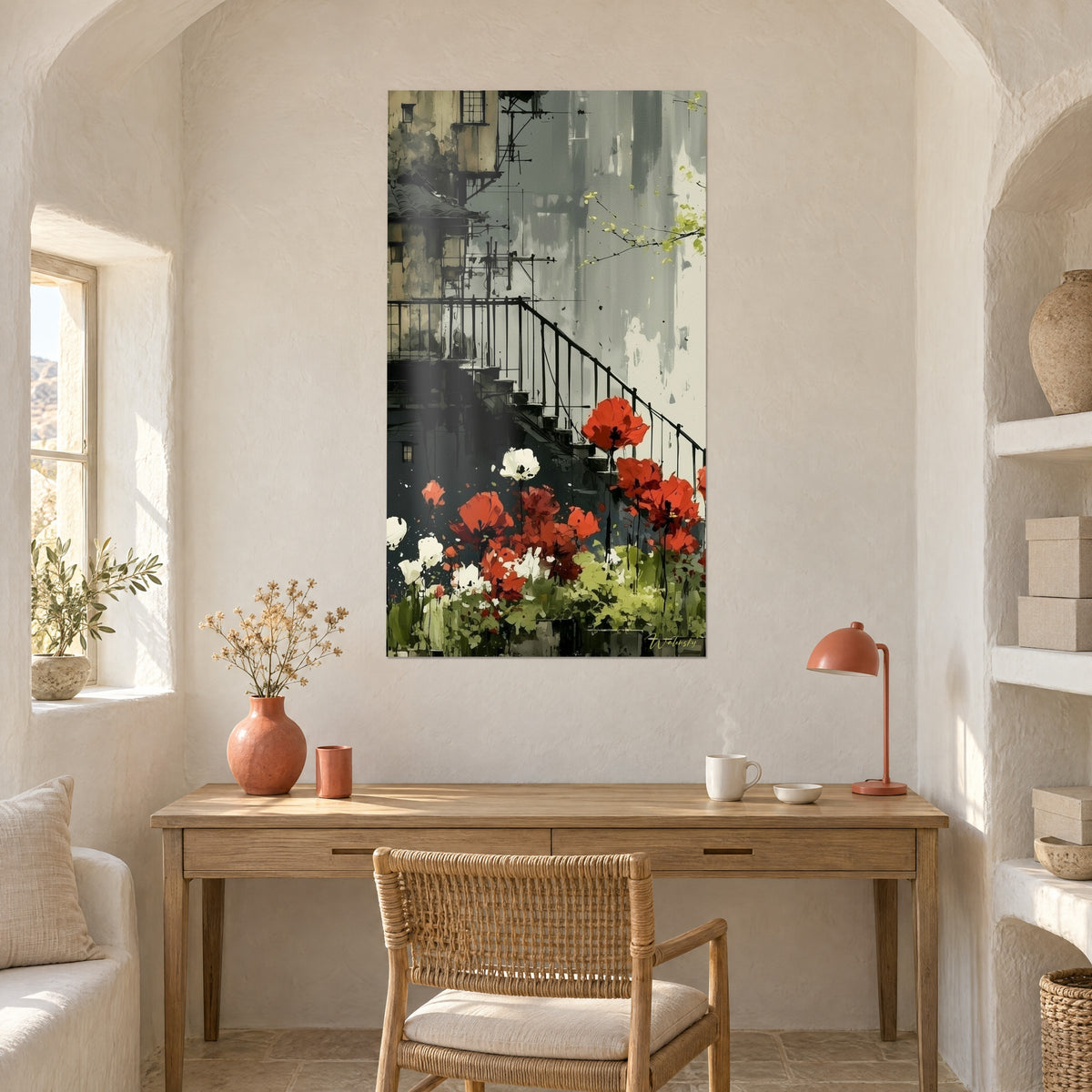 Tableau escalier de fer noir et fleurs rouges épanouies sur fond gris pluvieux, bureau en bois clair, lampe corail, maison méditerranéenne