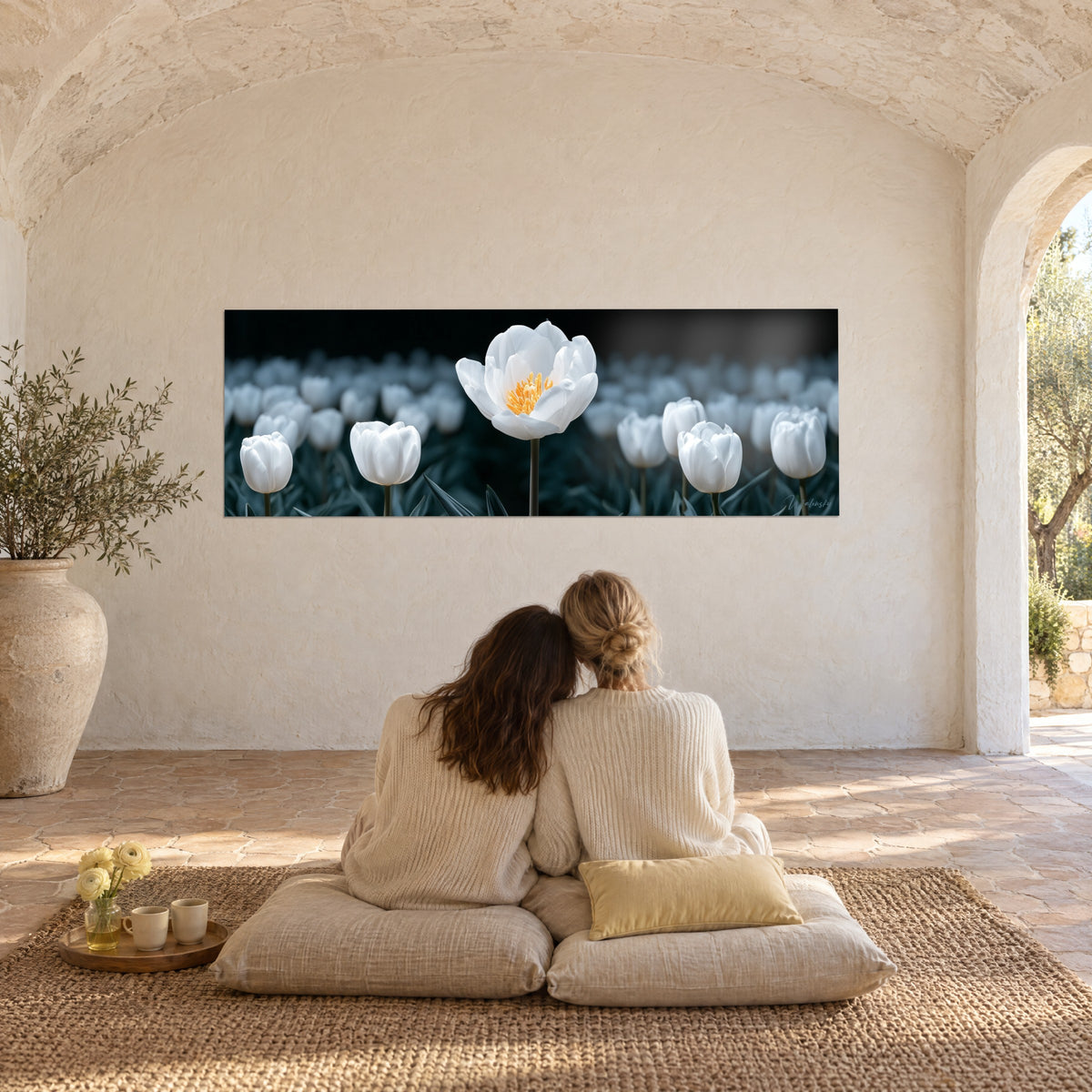 Tableau tulipe ivoire éclatante au pistil ambré, nuit bleu-vert profond, deux femmes de dos sur coussins beiges