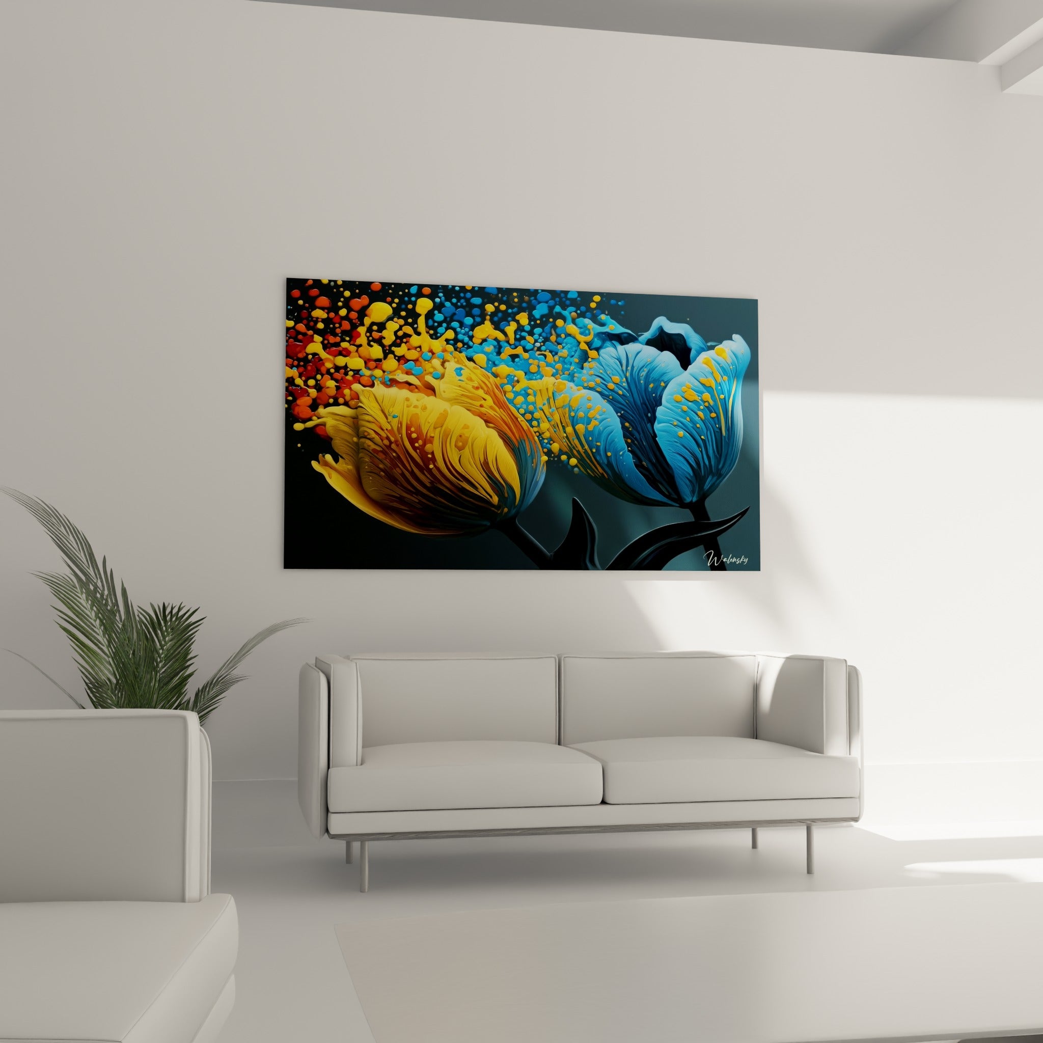 Pétales jaune et bleu cobalt en pleine explosion colorée au-dessus d'un canapé dans un salon lumineux