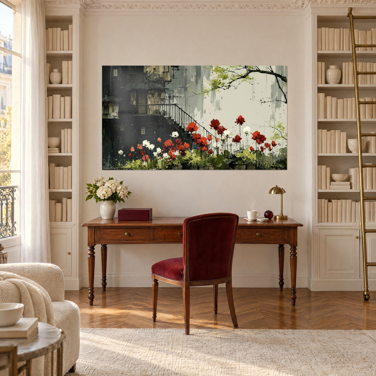 Tableau ruelle fleurie aux murs anthracite, tiges rouges et blanches, au-dessus d'un bureau en bois entre deux bibliothèques
