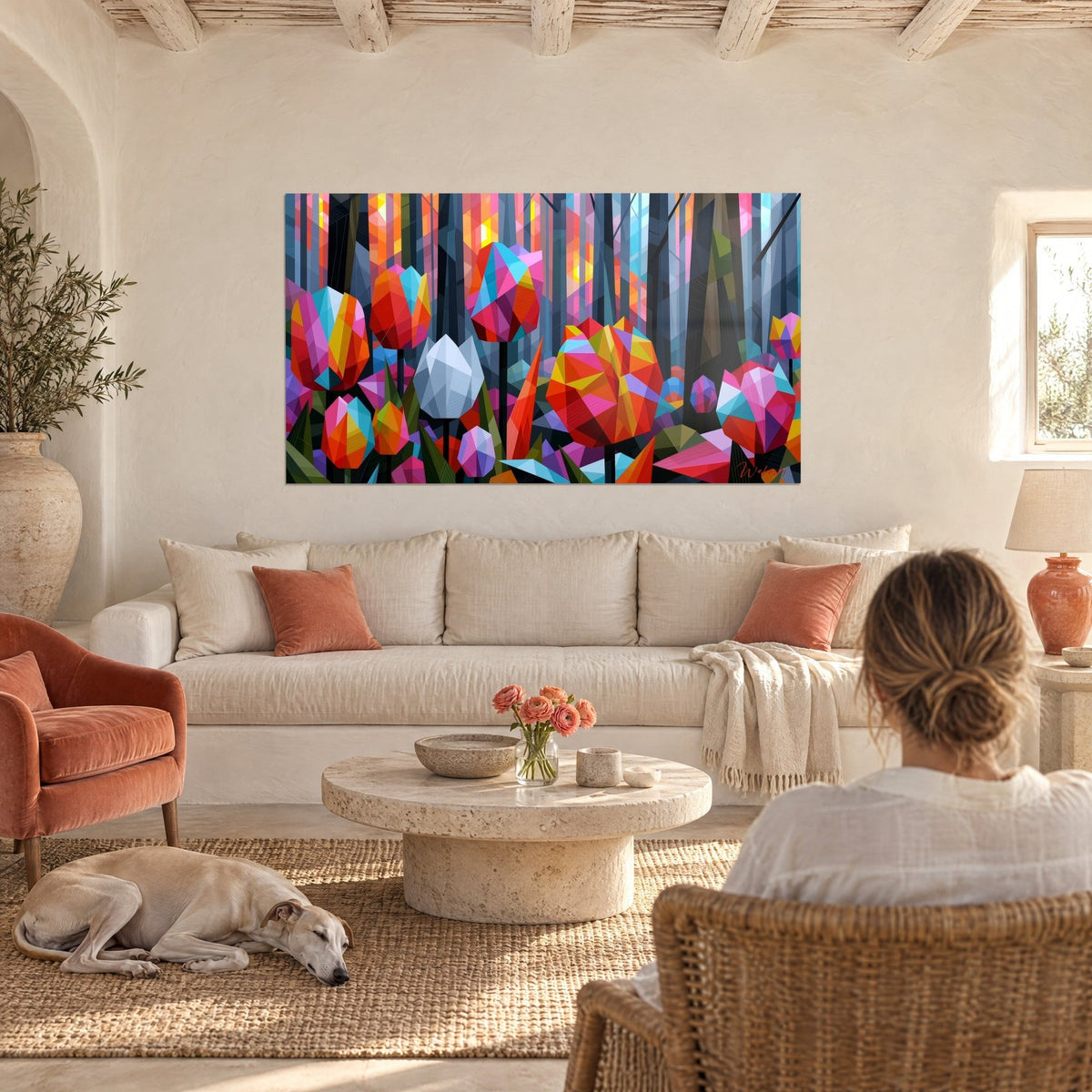 Gemälde mit facettierten roten und türkisfarbenen Tulpen auf grauem Waldhintergrund, Frau von hinten und Windhund, über einem Sofa in einem hellen Wohnzimmer