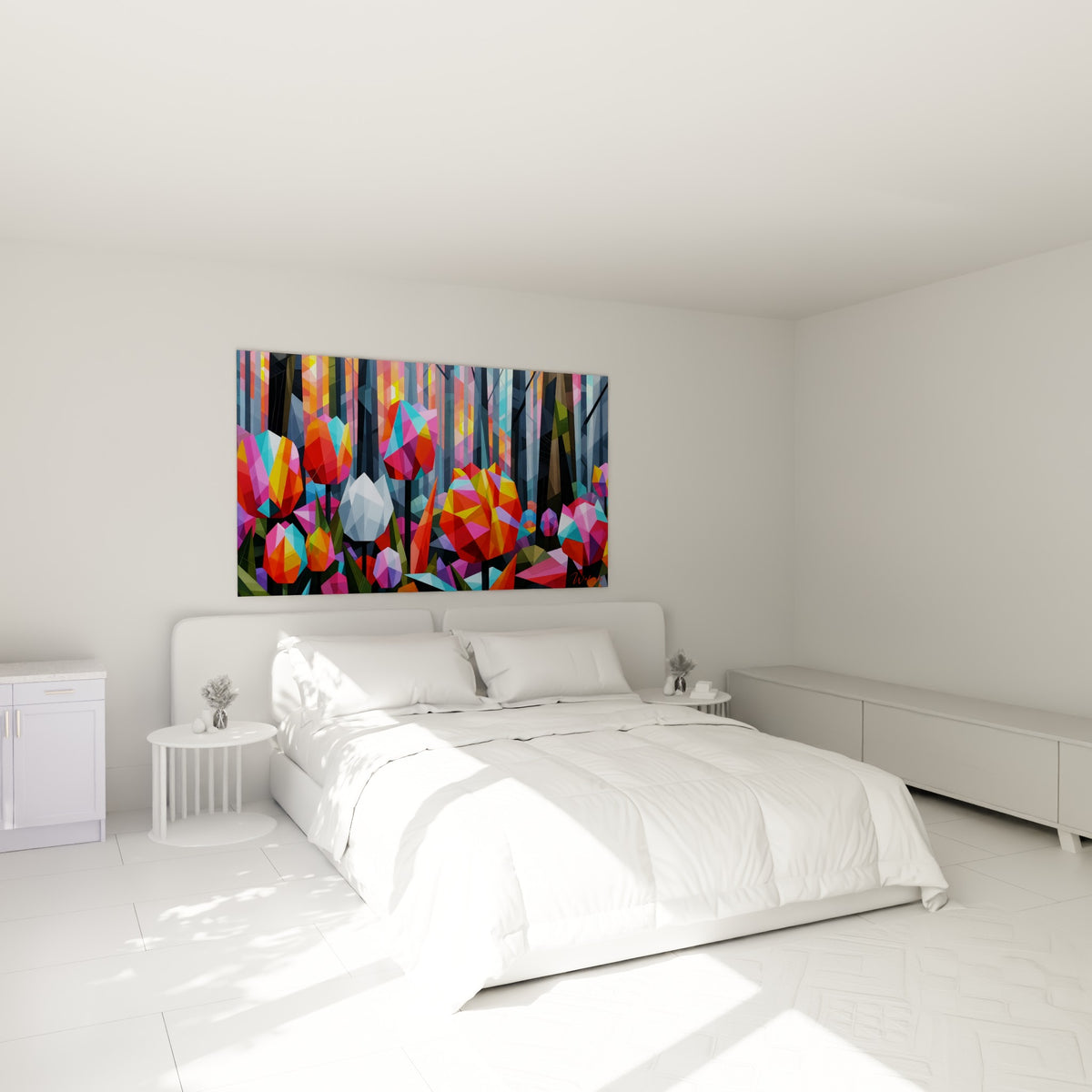 Fleurs géométriques rouges et bleu pastel façon vitrail, accrochées au-dessus d'un lit dans une chambre claire
