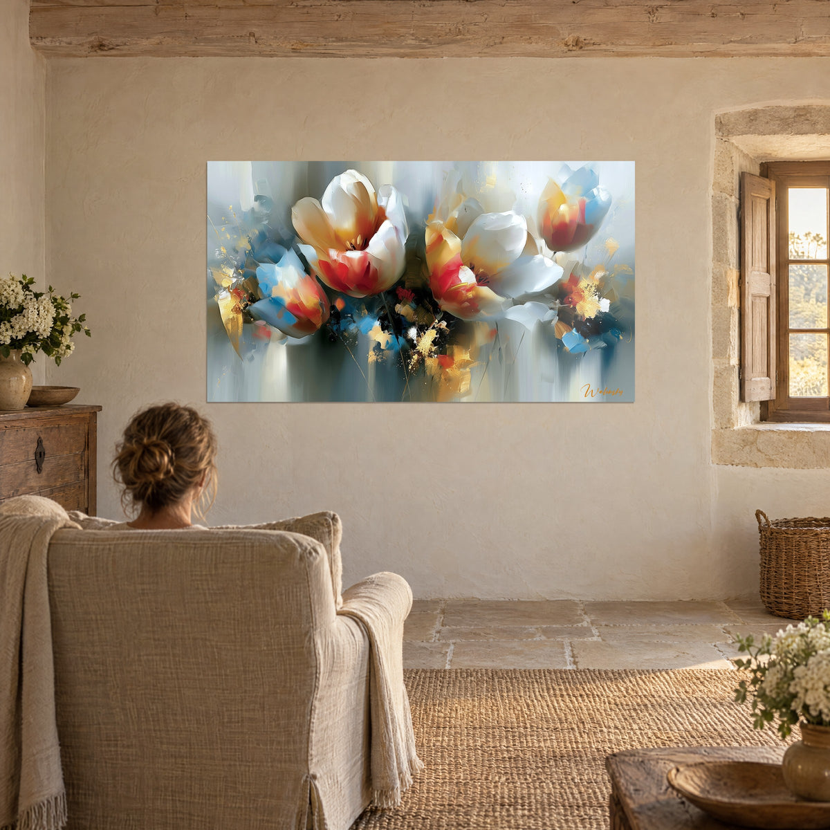 Tableau tulipes ivoire, rouge vif et bleu azur striées d'or, femme de dos dans un fauteuil beige face au mur de pierre