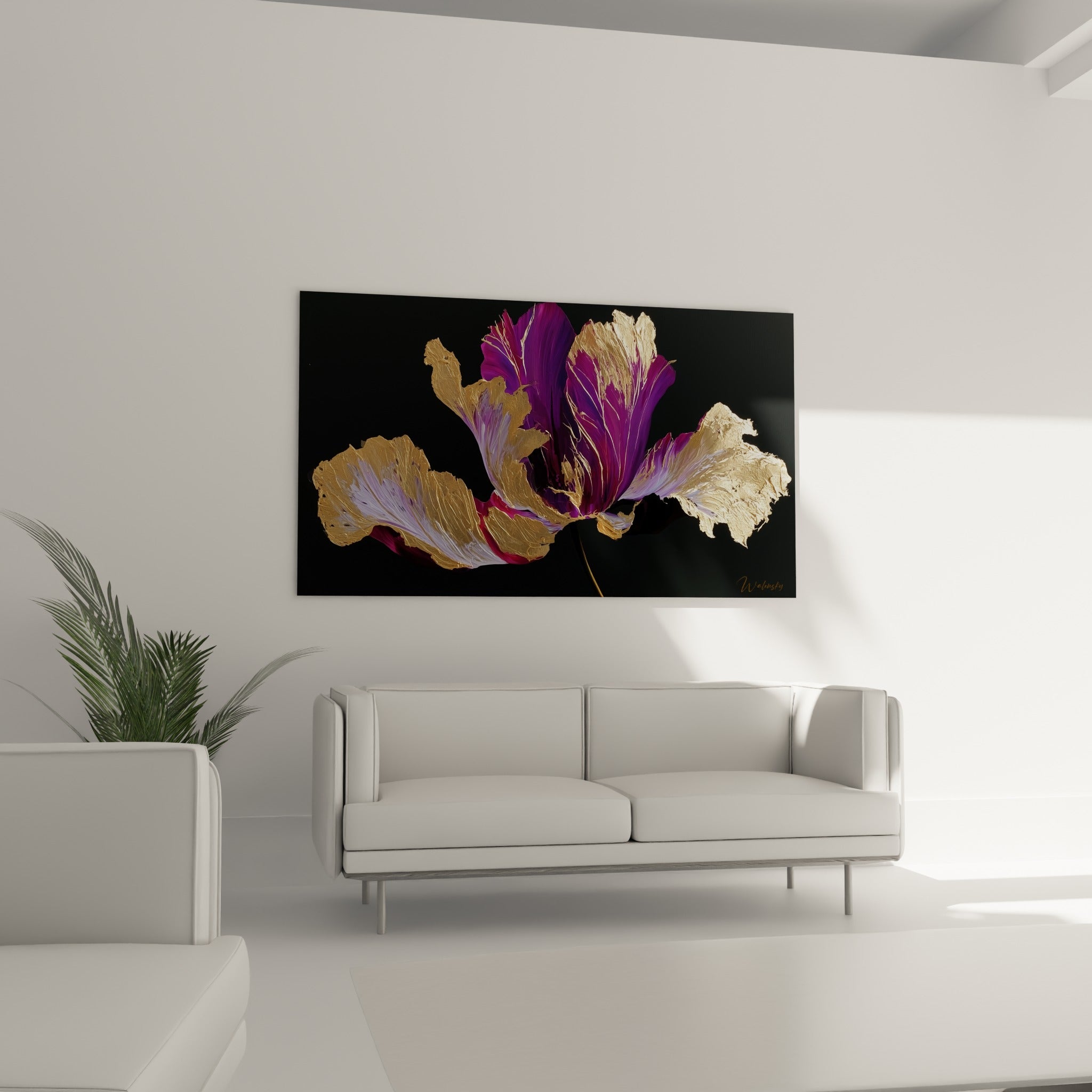 Fleur pourpre aux reflets dorés surplombe un canapé dans un salon lumineux