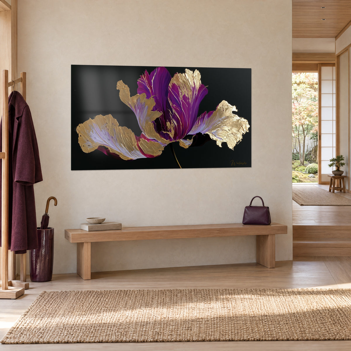 Tableau fleur épanouie violette striée de blanc, pétales de feuille d'or en relief, accrochée près d'un banc en bois clair