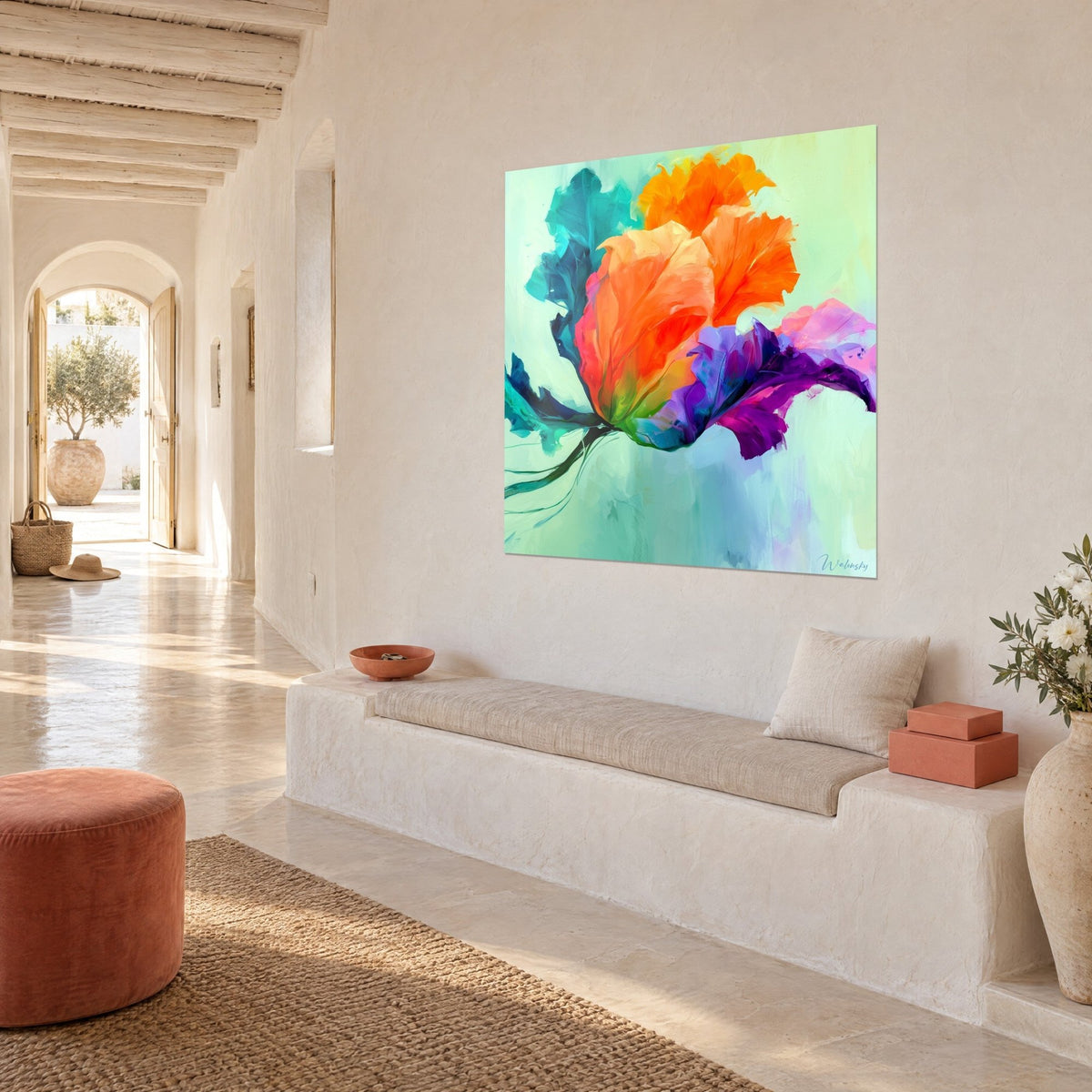 Tableau fleur géante aux pétales corail et prune sur fond menthe, tige verte effilée, vue de biais, sur un mur blanc chaulé