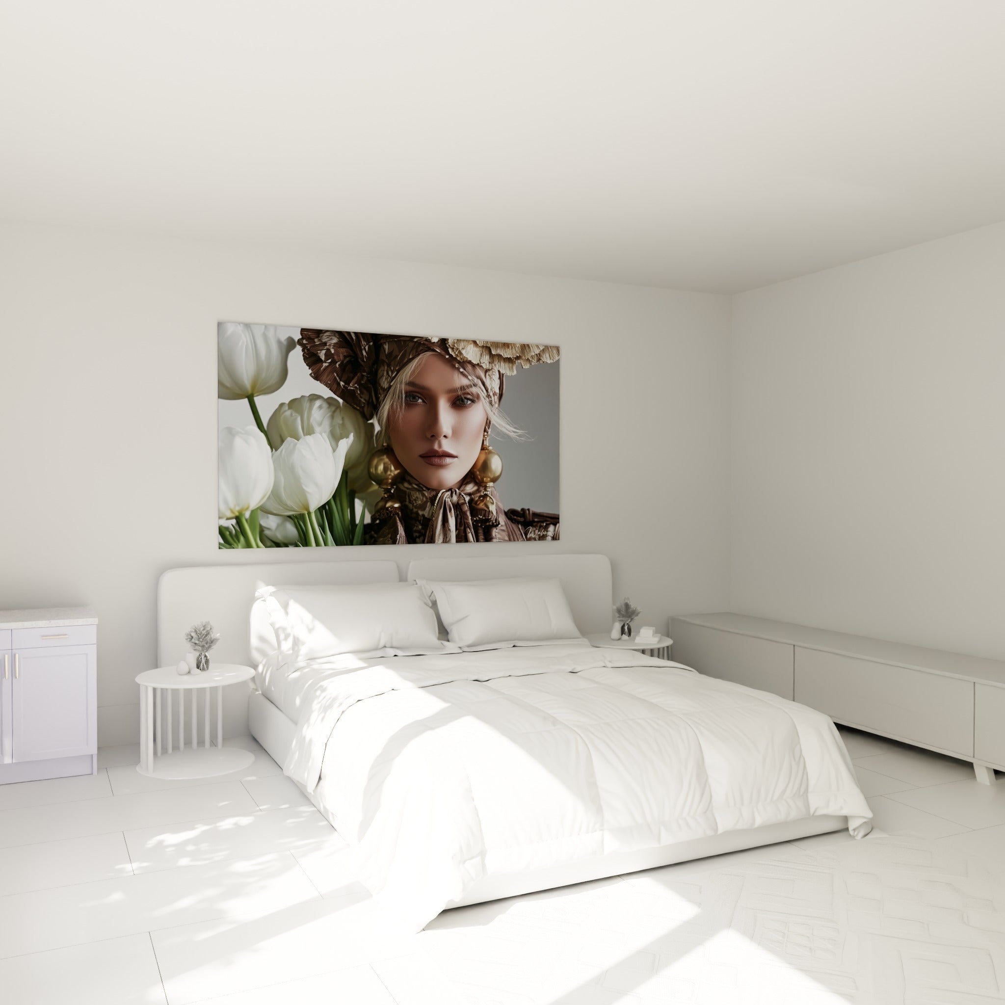 Femme au turban doré près de tulipes blanches, accrochée au-dessus d'un lit dans une chambre claire