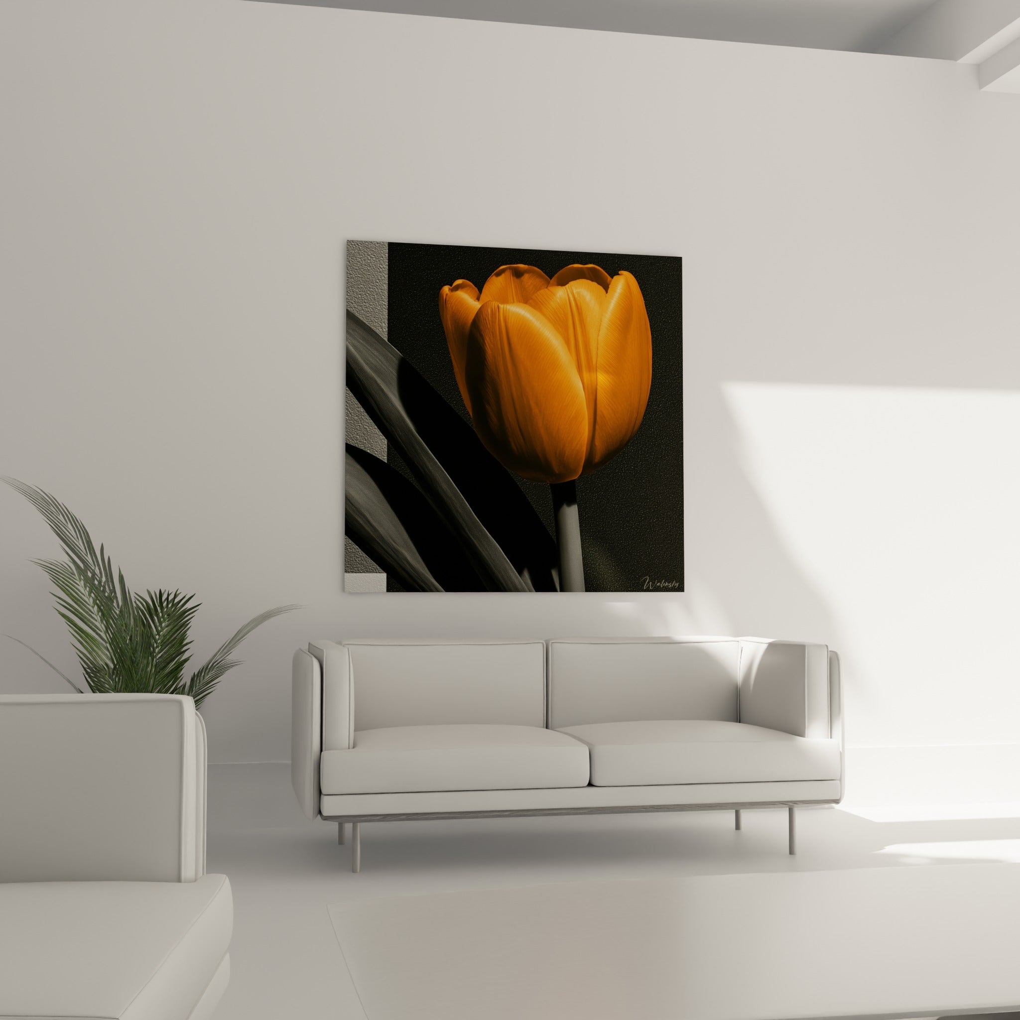 Fleur orange et feuille grise en diagonale suspendues au-dessus d'un canapé dans un salon lumineux