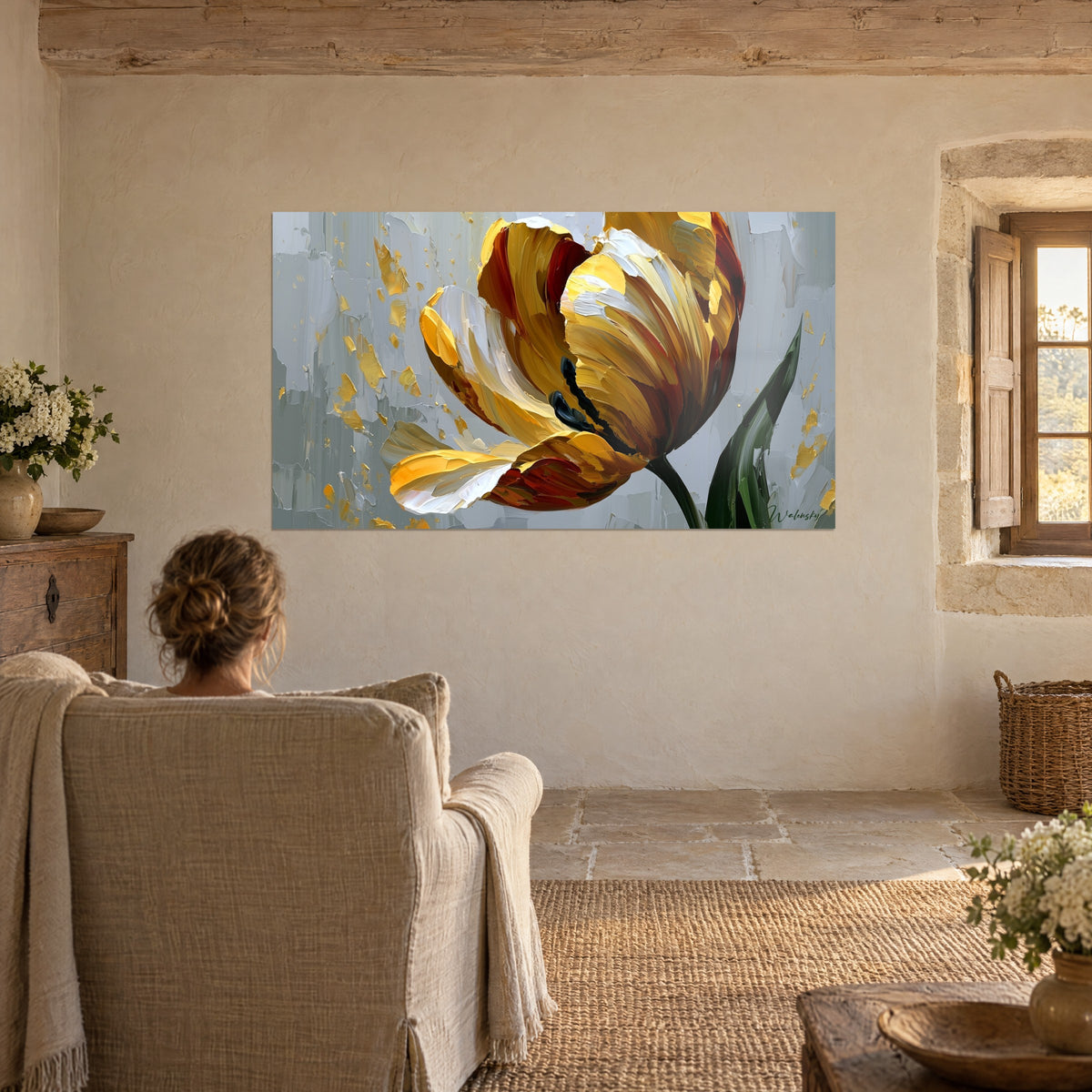 Tableau tulipe en peinture épaisse, pétales jaune d'or striés de rouge sombre, feuille vert profond, femme de dos dans un fauteuil