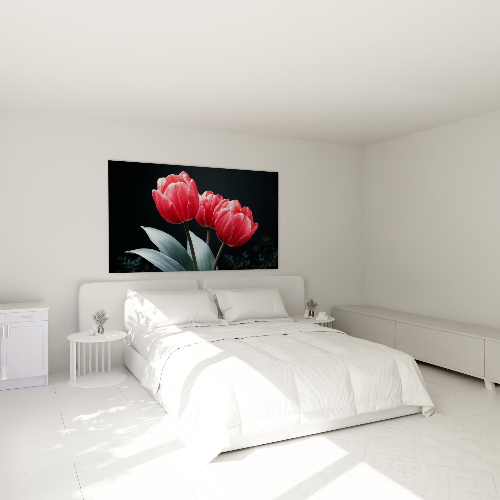 Tulipes roses aux pétales striés de blanc suspendues au-dessus d'un lit dans une chambre claire