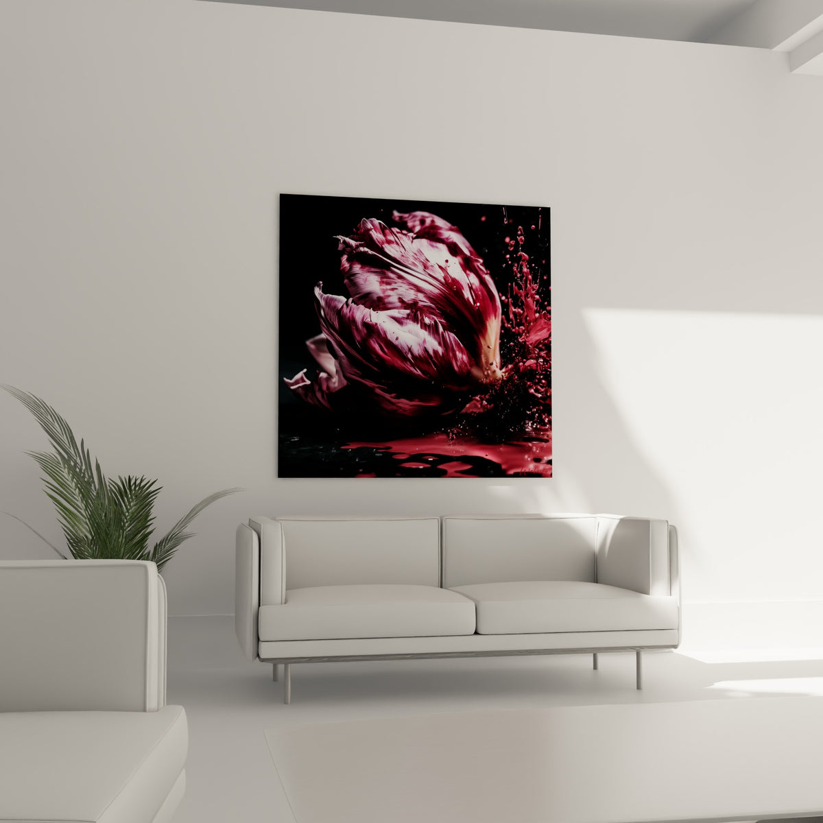 Fleur pourpre déployée dans une gerbe carmin, tableau Tulipe au-dessus d'un canapé dans un salon lumineux