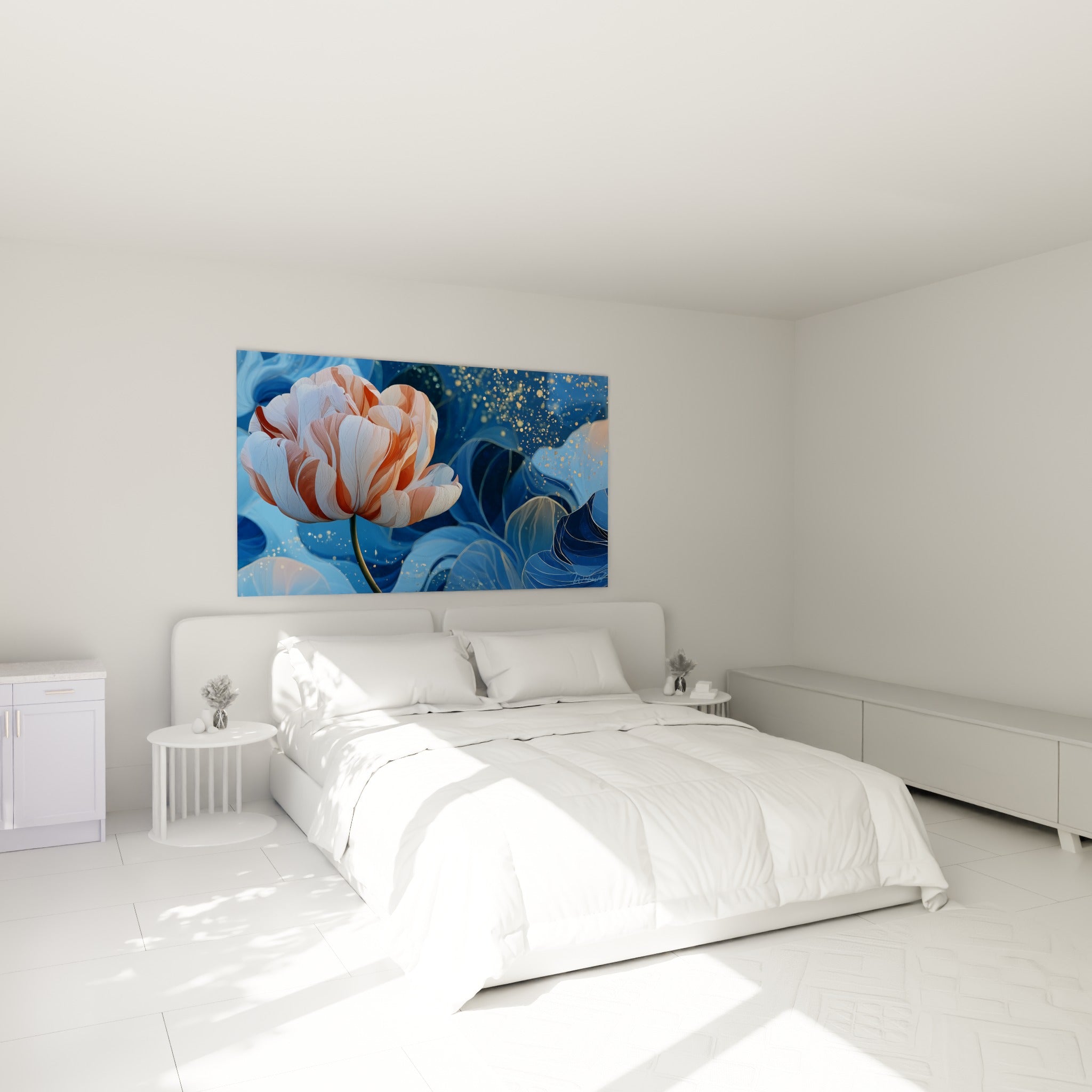 Fleur corail aux veines fines sur fond bleu profond, accrochée au-dessus d'un lit dans une chambre claire