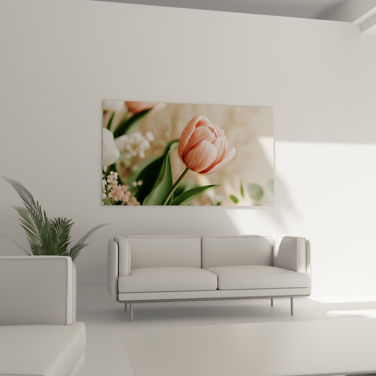 Fleur rose saumon aux nervures fines placée au-dessus d'un canapé dans un salon lumineux