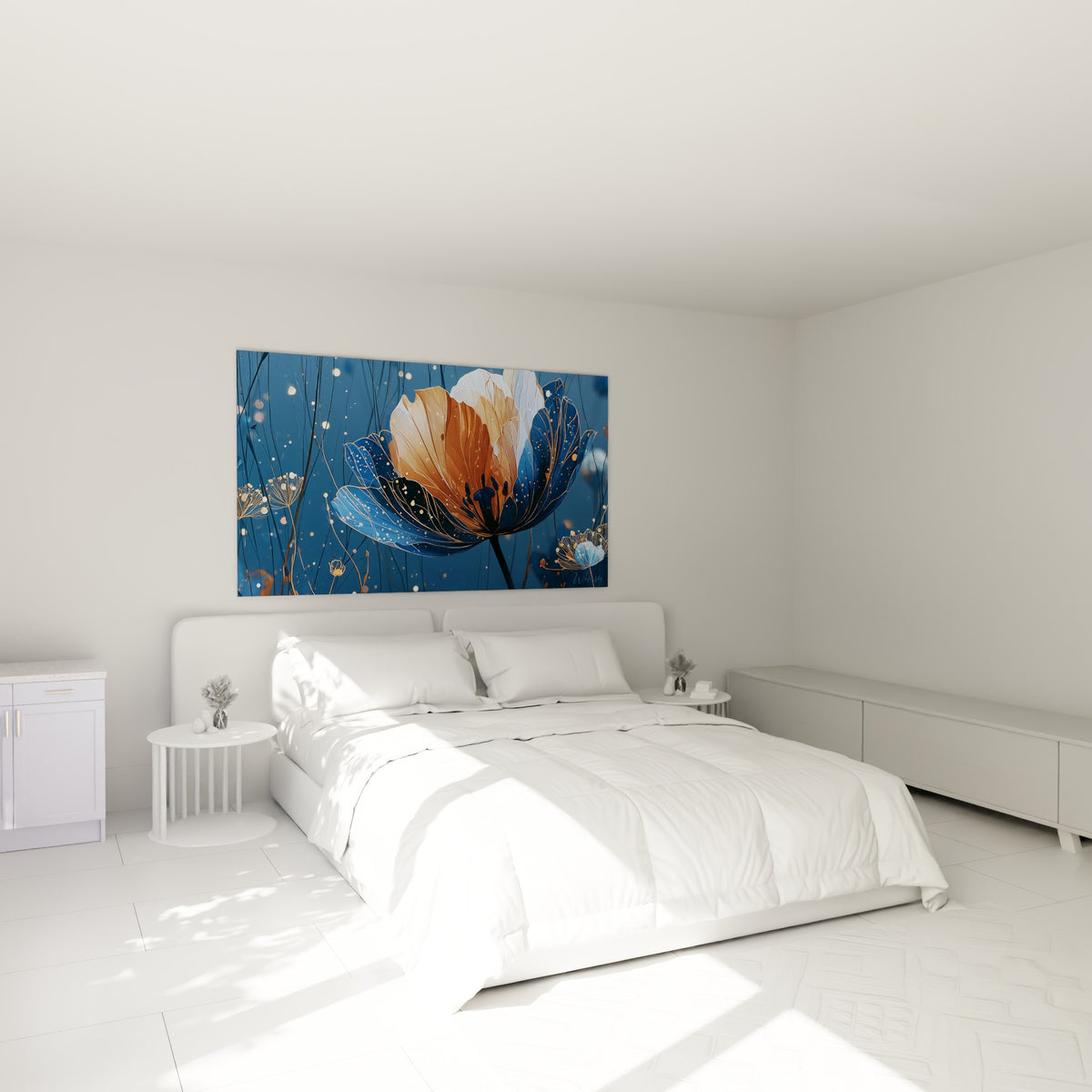 Fleur tulipe cuivrée et bleu nuit accrochée au-dessus d'un lit dans une chambre claire