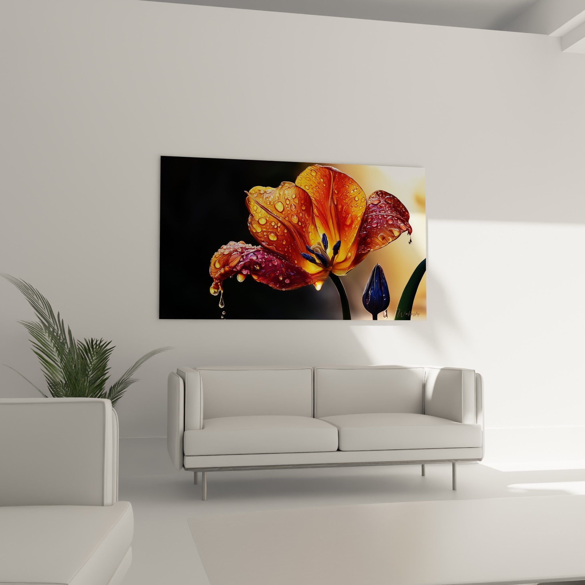 Fleur ambrée aux gouttes translucides accrochée au-dessus d'un canapé dans un salon lumineux