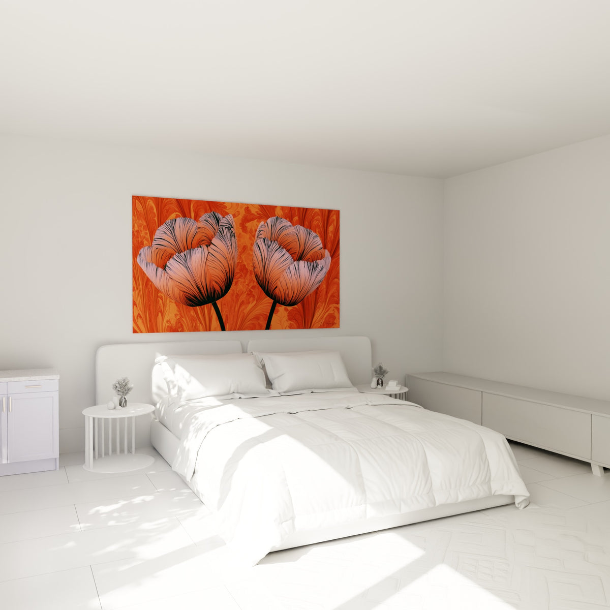 Pétales de tulipe rose et corail déployés au-dessus d'un lit dans une chambre claire