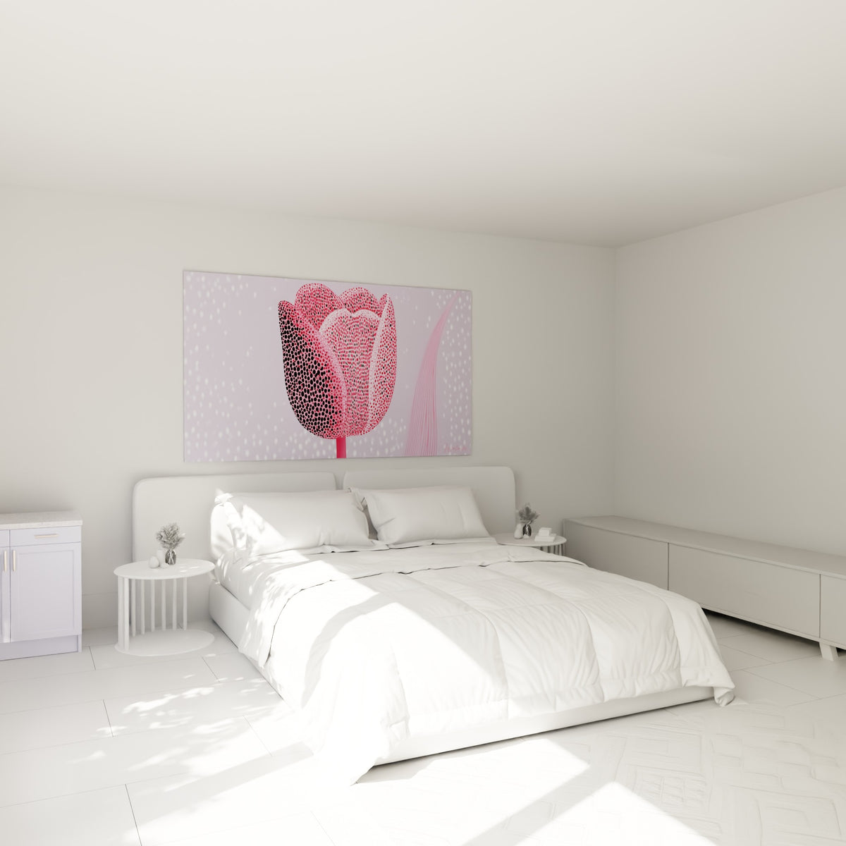 Fleur de tulipe rose vif et mauve pastel accrochée au-dessus d'un lit dans une chambre claire