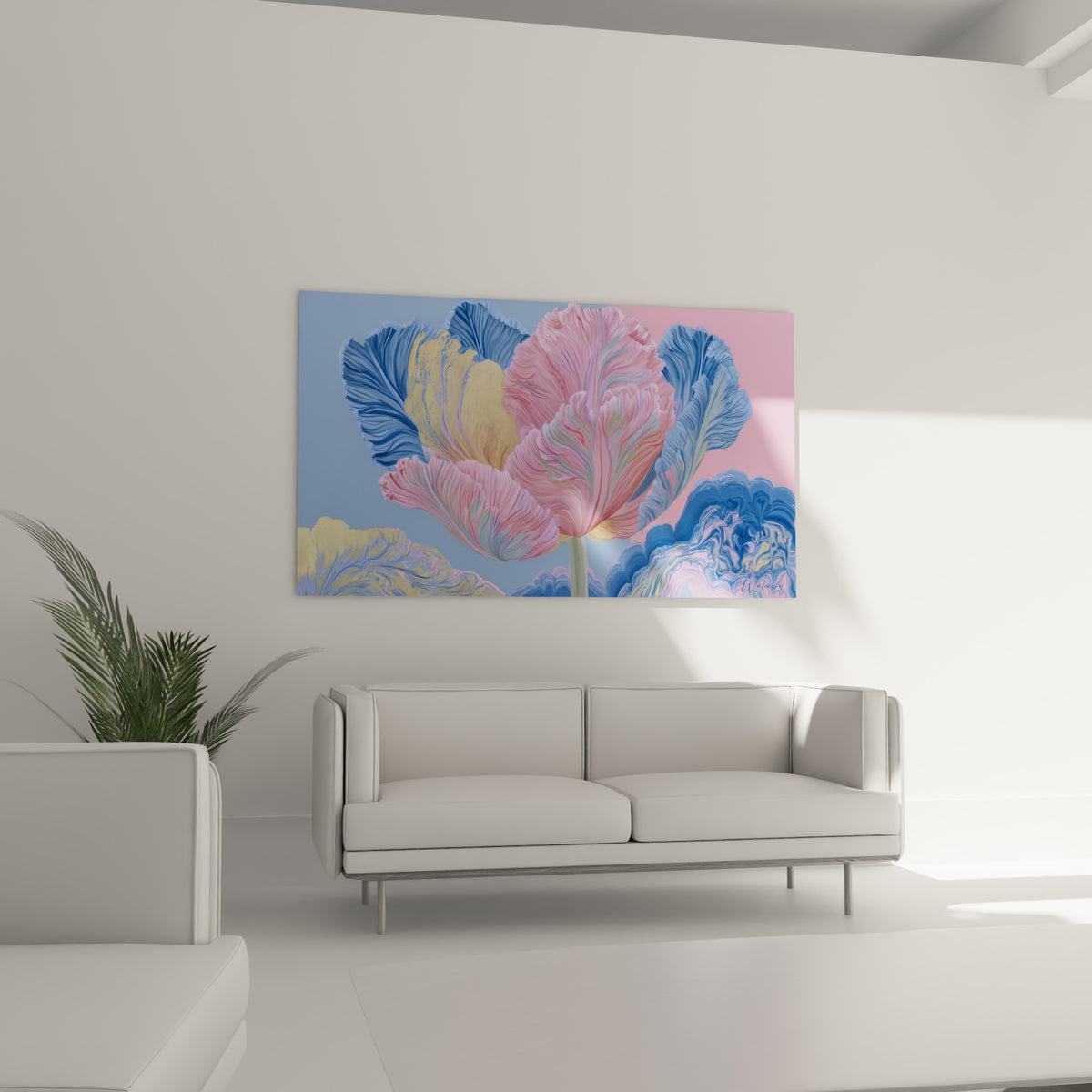 Fleur Tulipe rose pastel et bleu marbré accrochée au-dessus d'un canapé dans un salon lumineux
