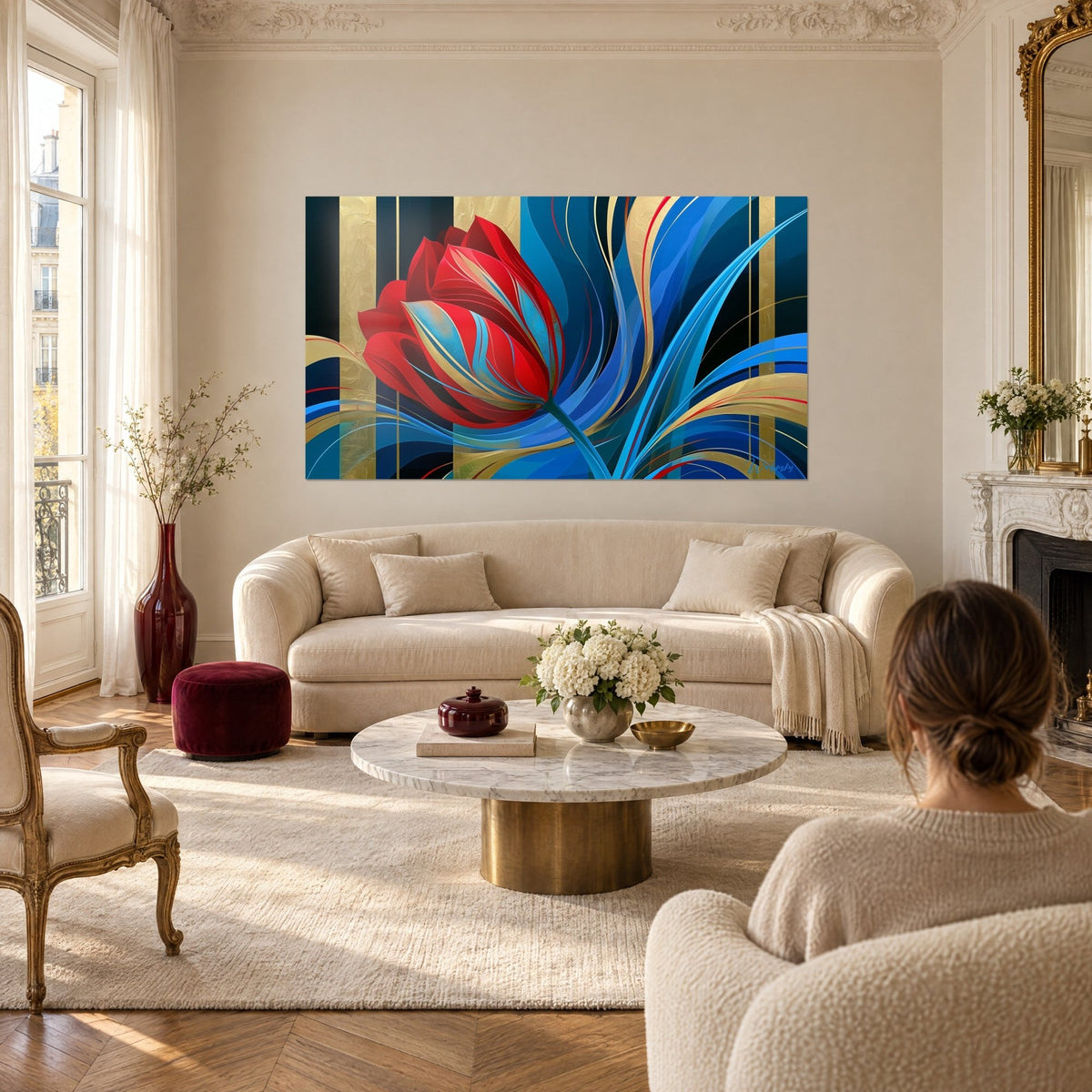 Quadro Tulipano rosso vivo con petali striati di turchese, volute blu e dorate, sopra un divano in un soggiorno luminoso