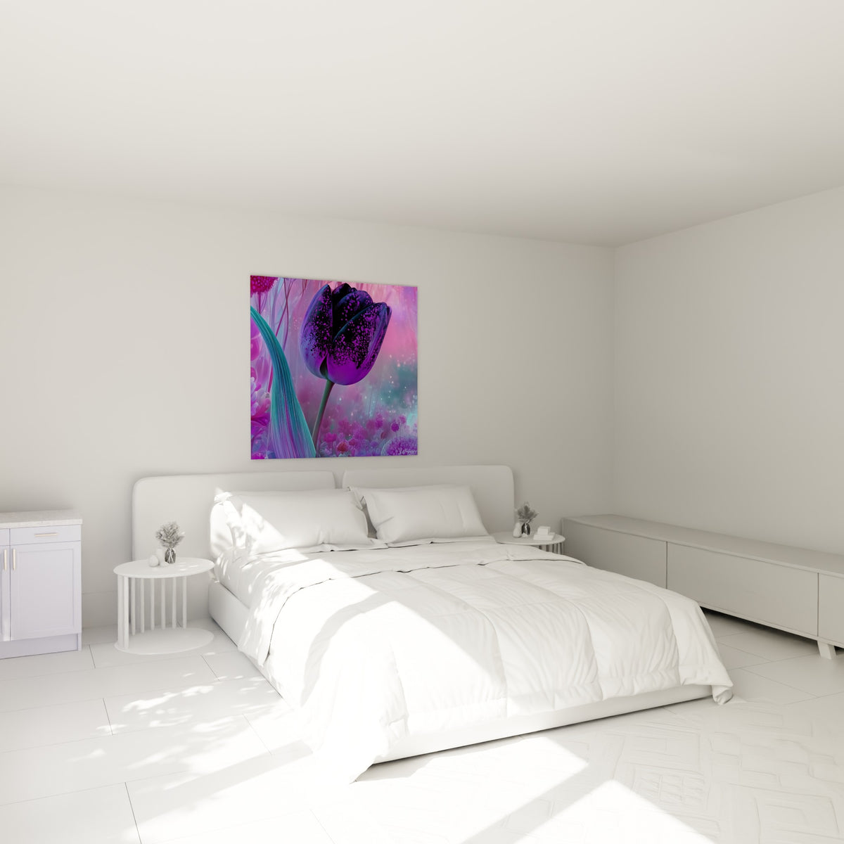 Fleur sombre aux reflets violets et roses accrochée au-dessus d'un lit dans une chambre claire