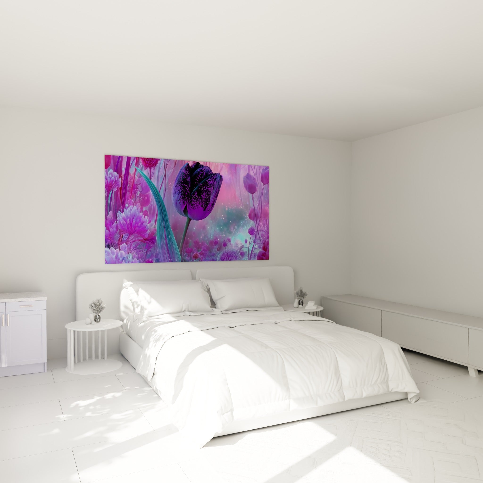 Fleur sombre aux pétales violets domine un jardin turquoise, accrochée au-dessus d'un lit dans une chambre claire.
