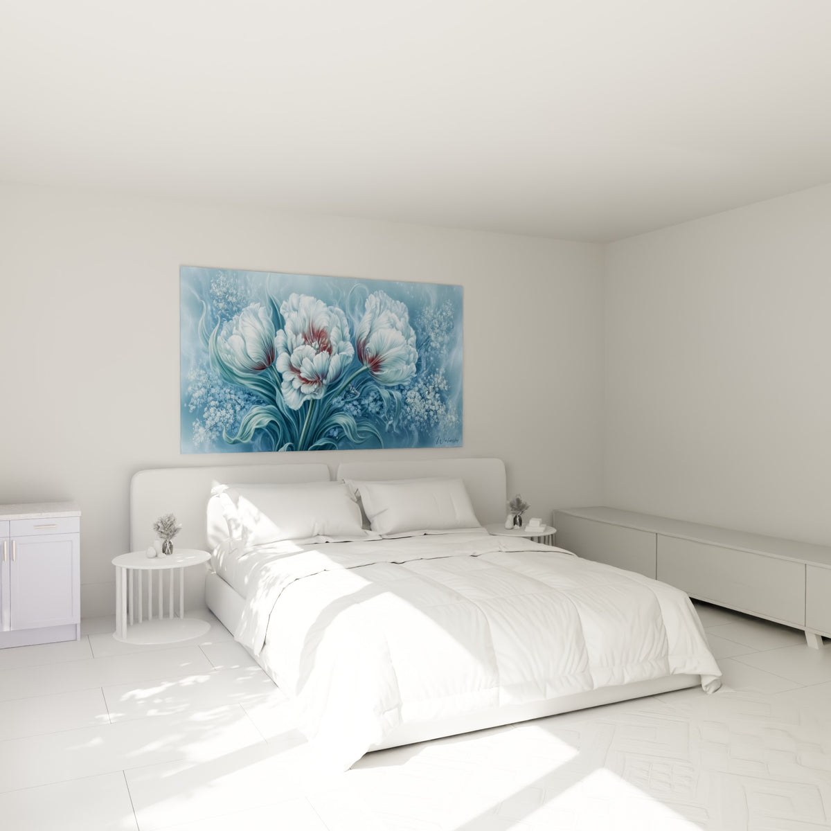 Trois tulipes blanches et pourpres flottent sur fond bleu ardoise, au-dessus d'un lit dans une chambre claire