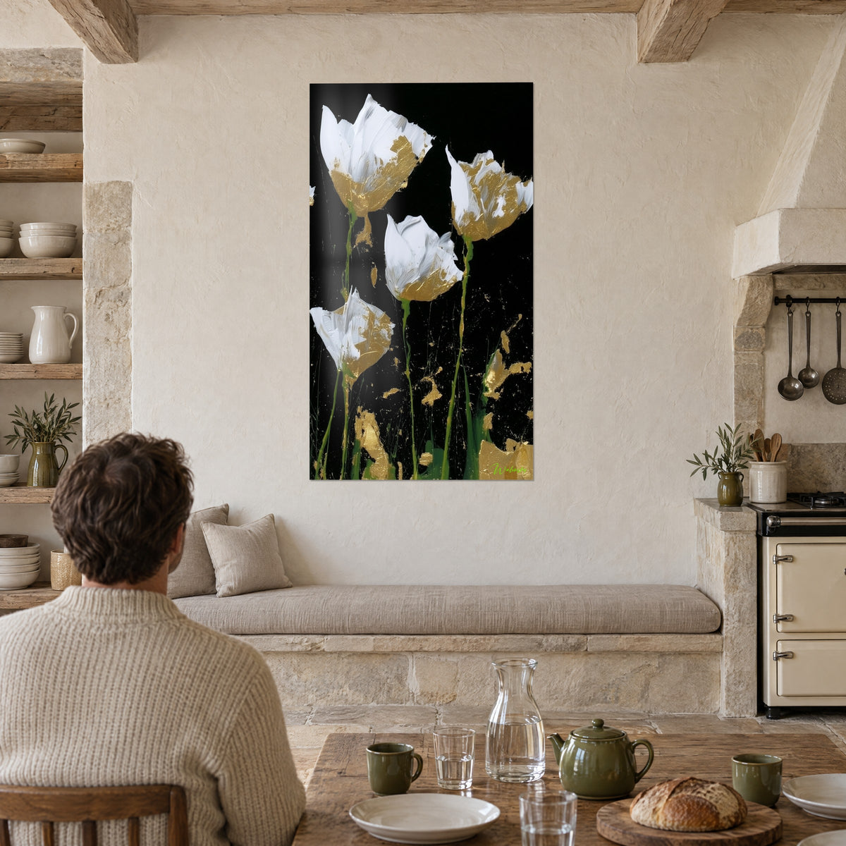 Tableau quatre tulipes blanches et dorées, tiges vertes coulantes sur fond noir, face à un coin repas en pierre apparente