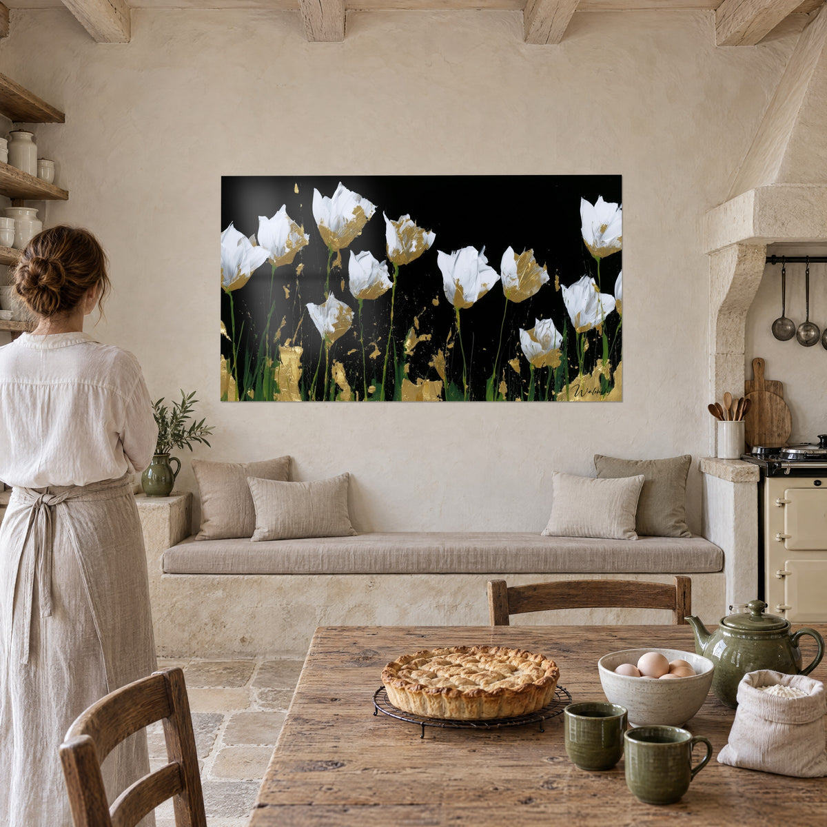 Schilderij nachtbloei met witte bloemblaadjes en goudglitter op zwarte achtergrond, groene stengels, rustieke keuken van steen en linnen