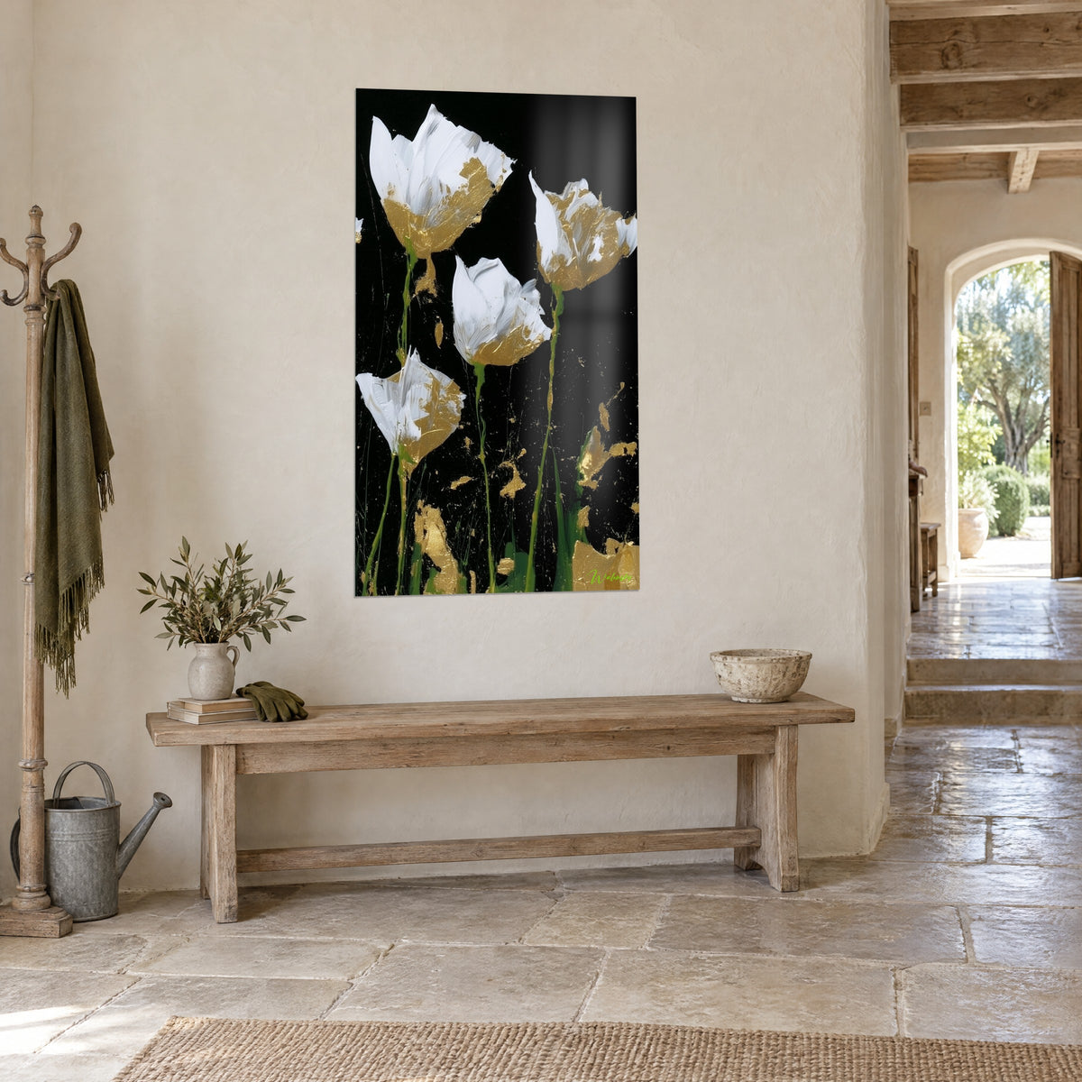 Tableau fleurs d'ivoire en pâte épaisse, feuilles d'or et tiges vertes, sur un mur de pierre clair, couloir ouvert sur le jardin
