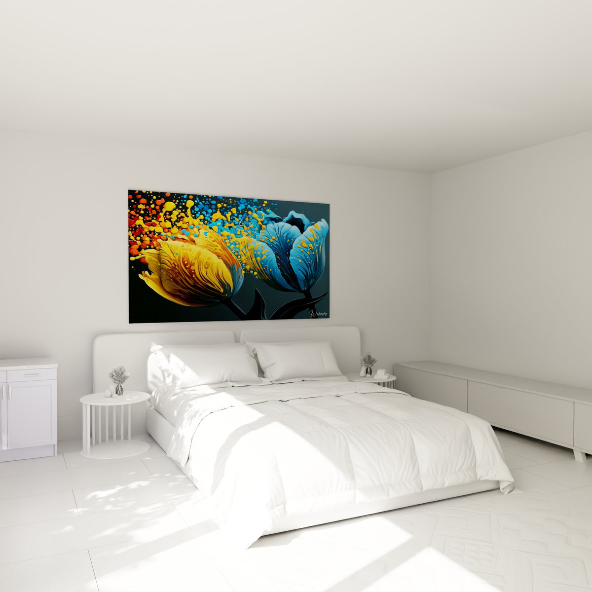 Fleurs jaune safran et bleu cobalt en dispersion accrochées au-dessus d'un lit dans une chambre claire