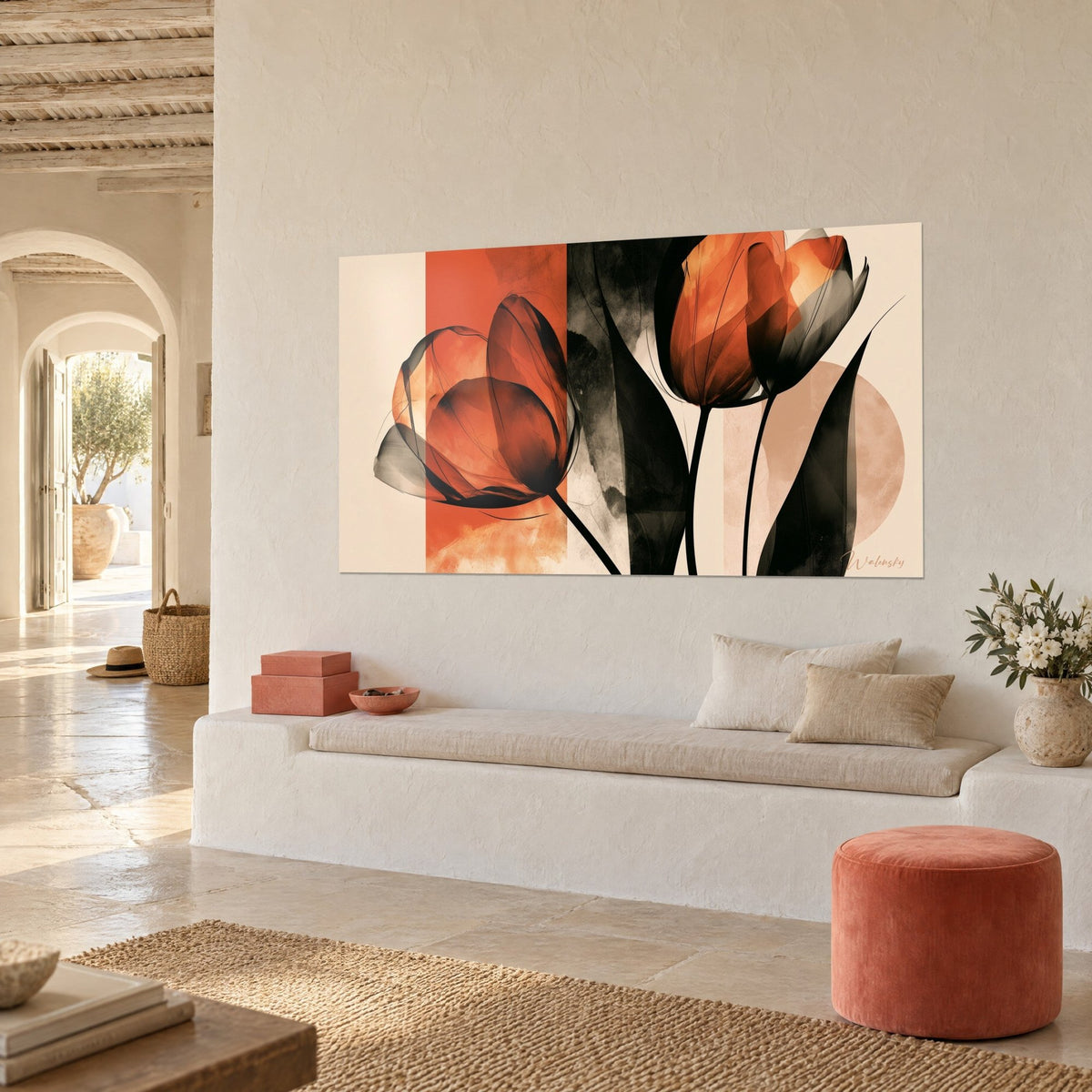 Cuadro con flores anaranjadas de pétalos transparentes sobre una franja óxido y hojas negras, banqueta blanca, casa mediterránea