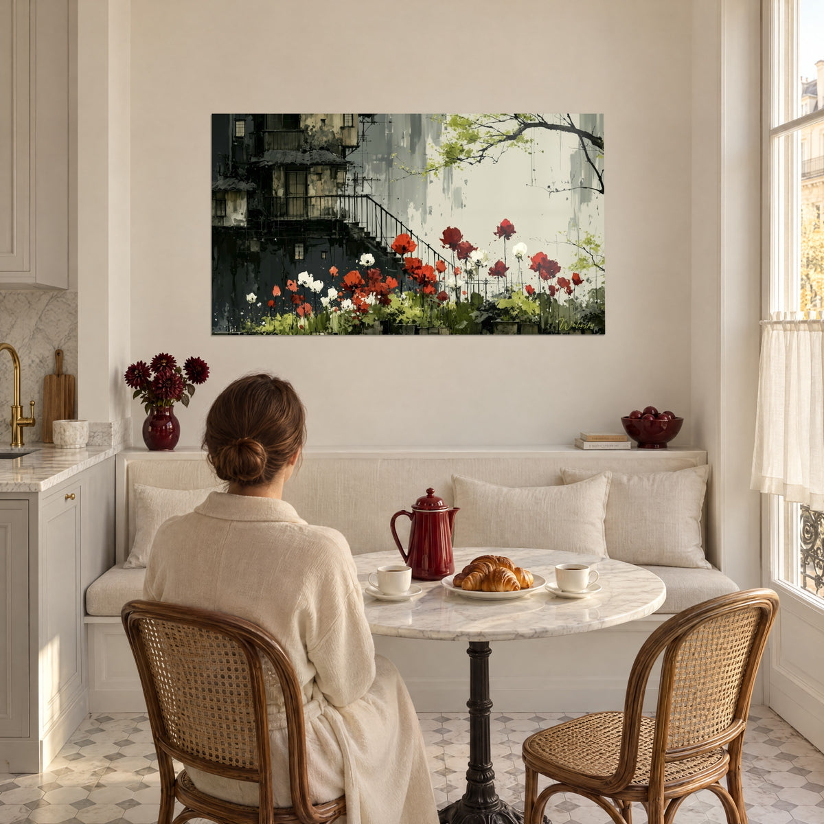 Tableau jardin urbain aux corolles rouges et ivoire, branche verte en haut, face à une femme attablée devant un croissant