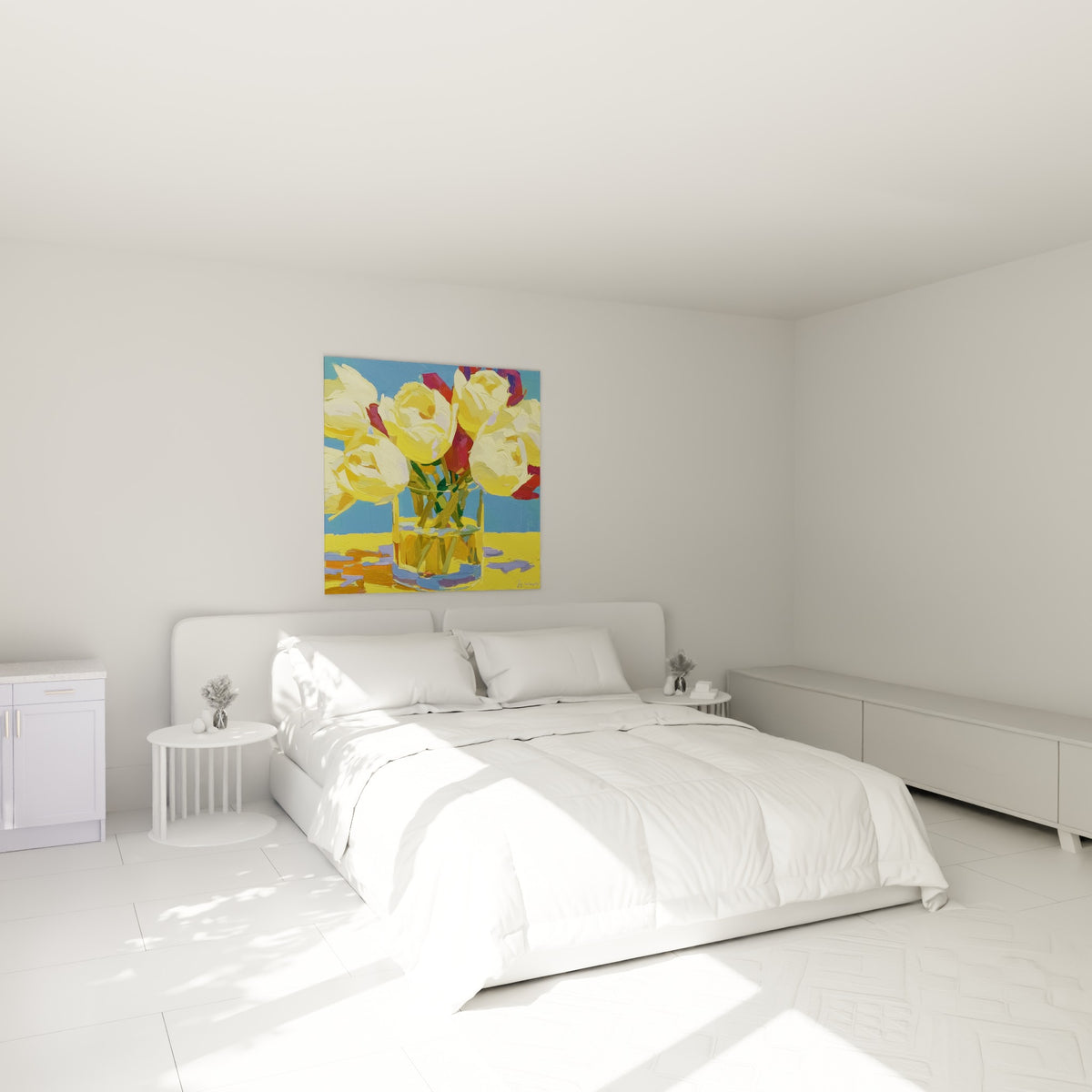 Bouquet de tulipes jaunes et pourpres peint au couteau, accroché au-dessus d'un lit dans une chambre claire