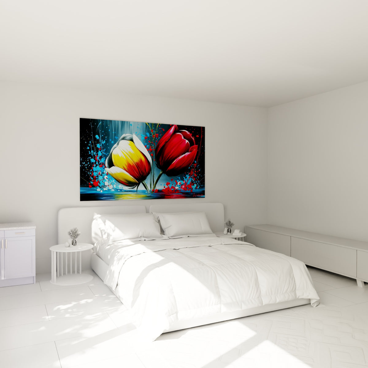 Fleurs de tulipe rouge et jaune aux reflets bleus au-dessus d'un lit dans une chambre claire