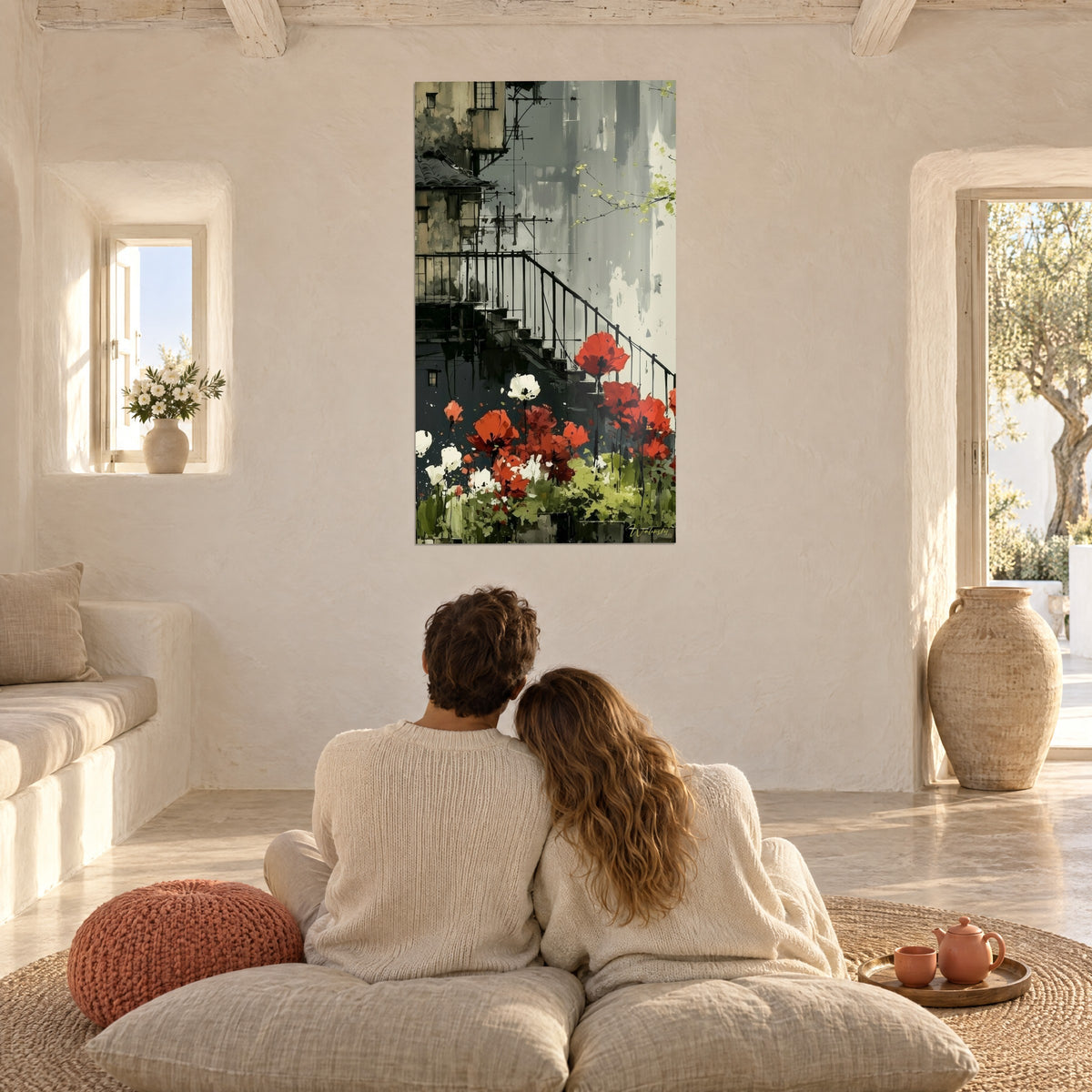 Tableau jardinet de tulipes rouges et blanches sous un escalier sombre, couple enlacé de dos sur des coussins beiges, murs chaulés