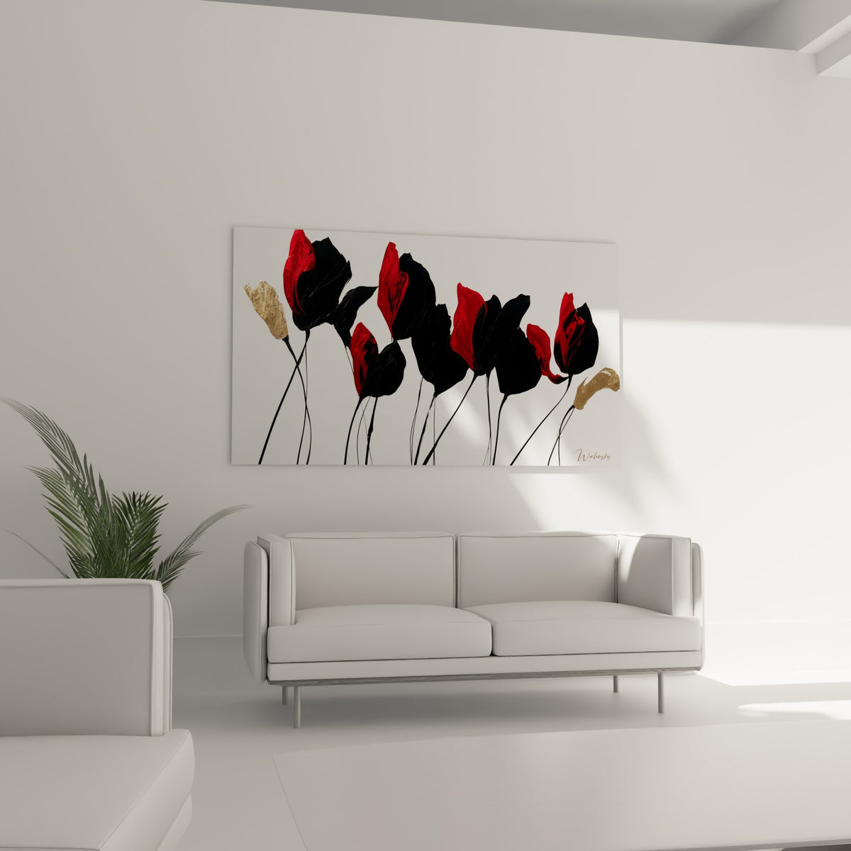 Composition florale rouge et noire déployée au-dessus d'un canapé dans un salon lumineux