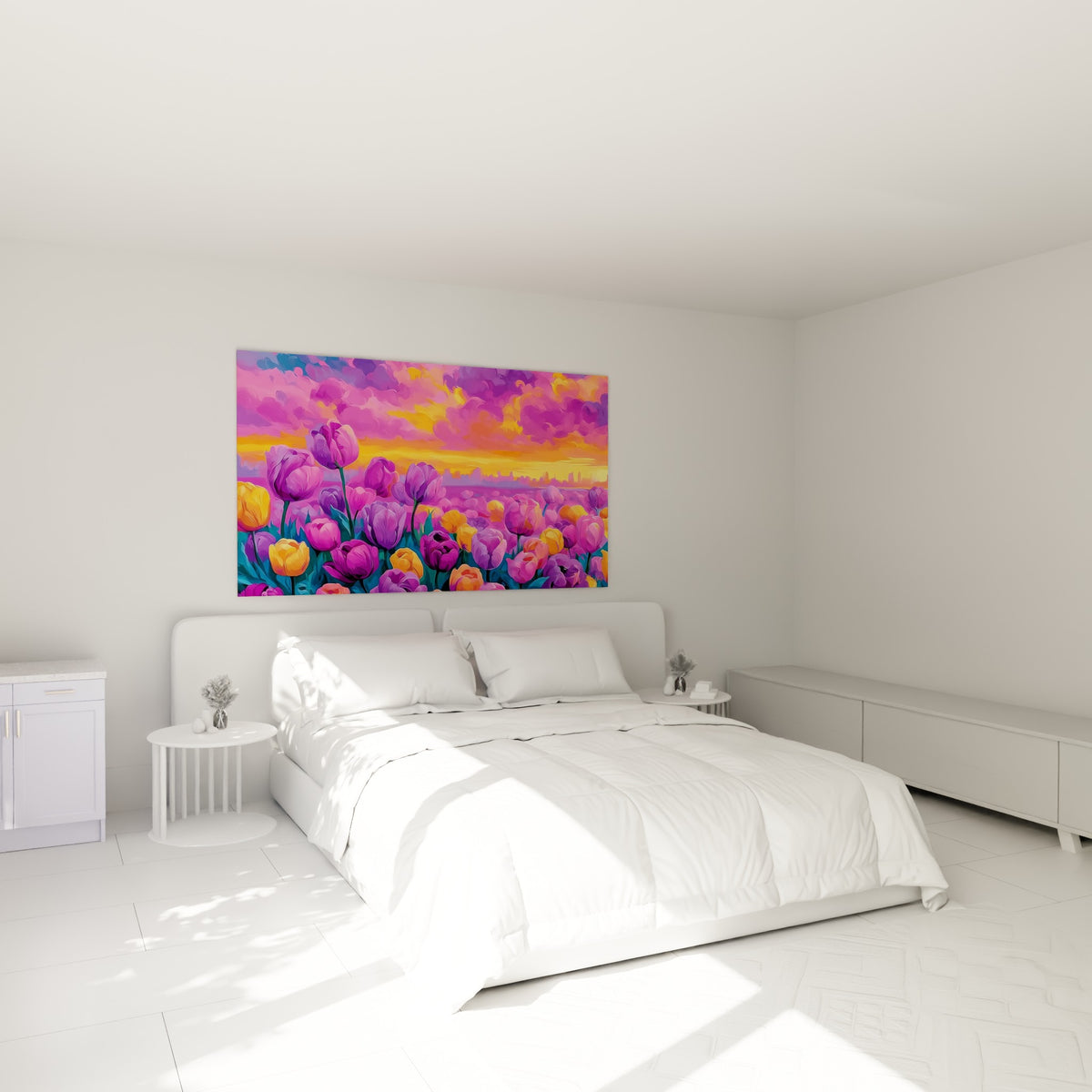 Tulipes violettes et pétales dorés illuminant un ciel rosé, accrochées au-dessus d'un lit dans une chambre claire