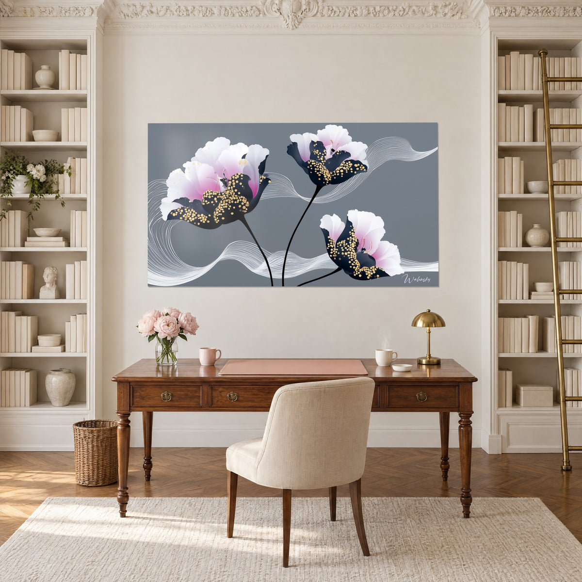 Tableau voile de nuit doré, tulipes noires parsemées de points d'or et pétales blancs rosés, bureau en bois, bibliothèque blanche
