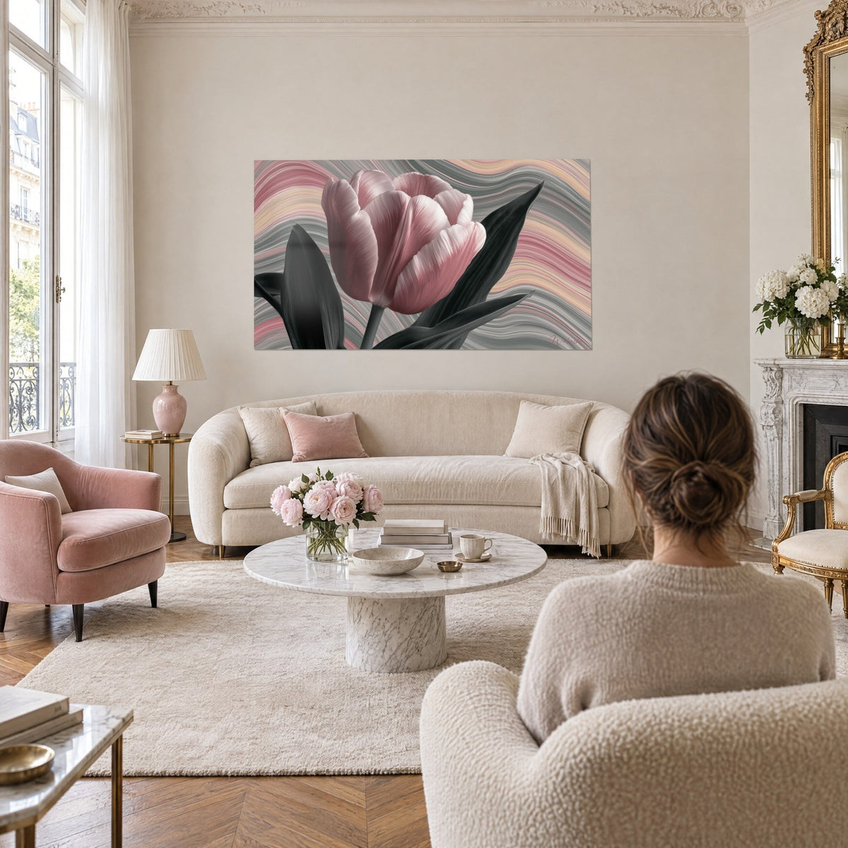 Schilderij poederroze tulp met antracietkleurige bladeren op golvende grijze achtergrond, boven een bank in een lichte woonkamer